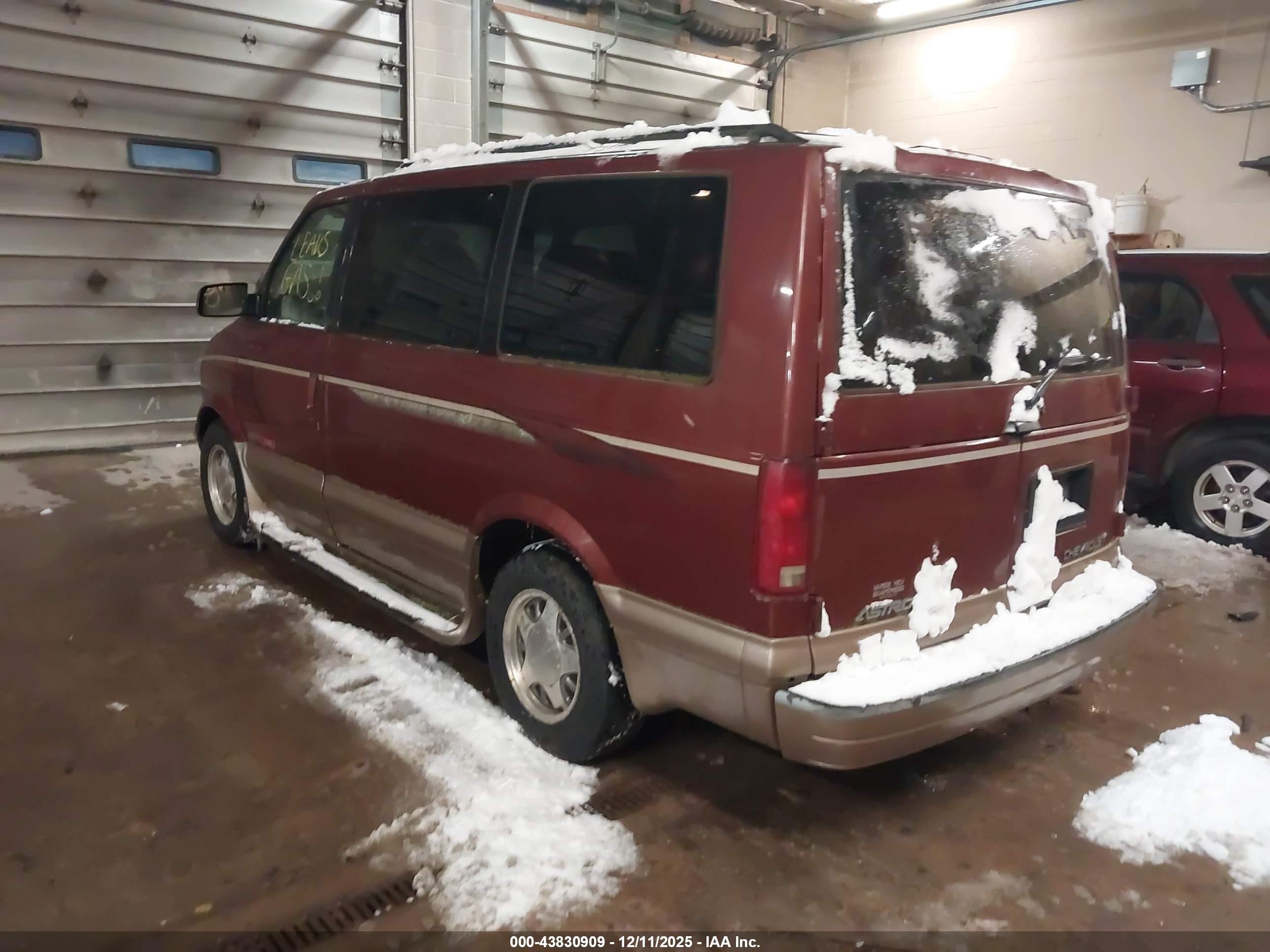 2000 Chevrolet Astro   Maroon vin: 1GNEL19W0YB126828