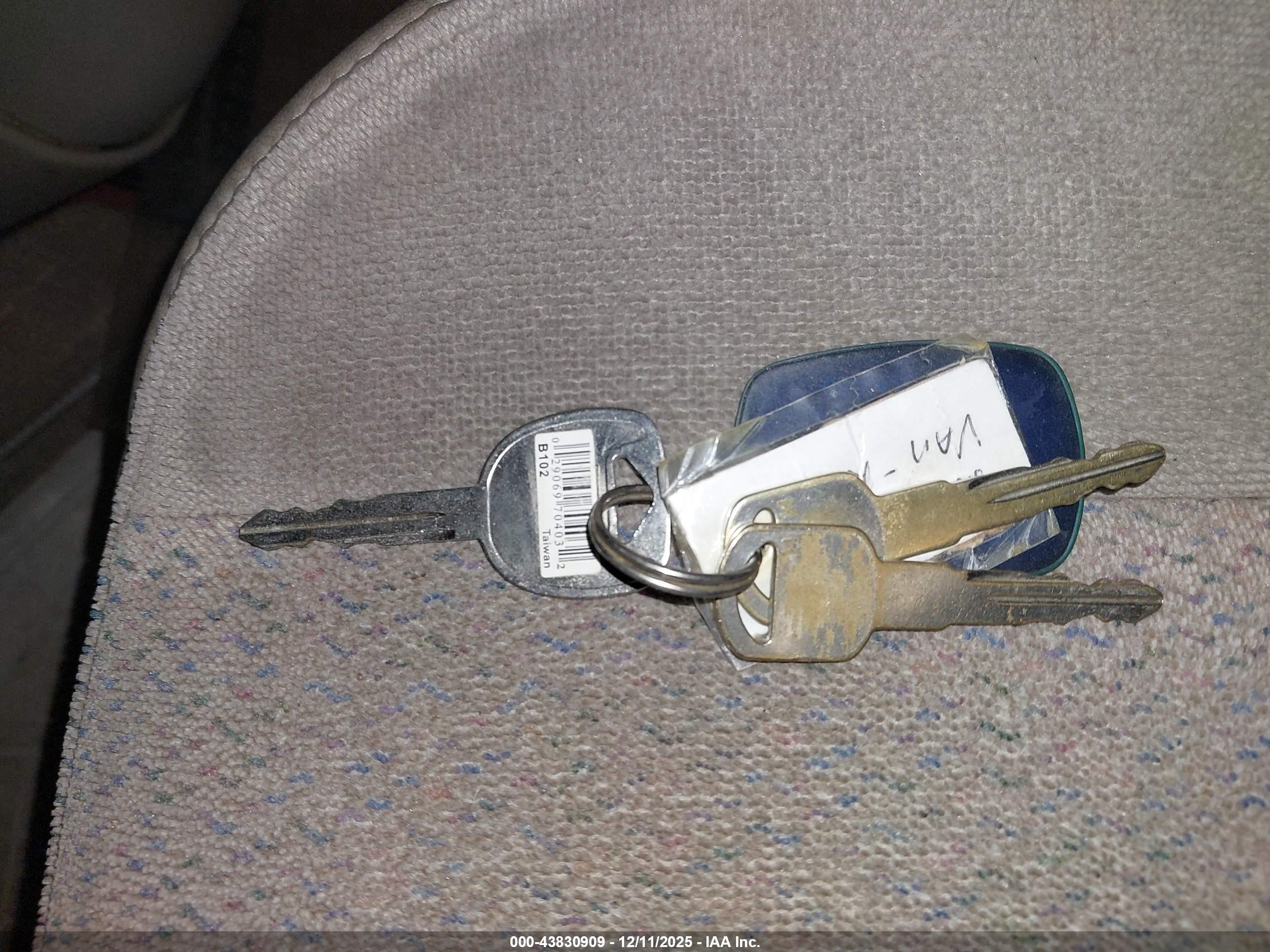 2000 Chevrolet Astro   Maroon vin: 1GNEL19W0YB126828
