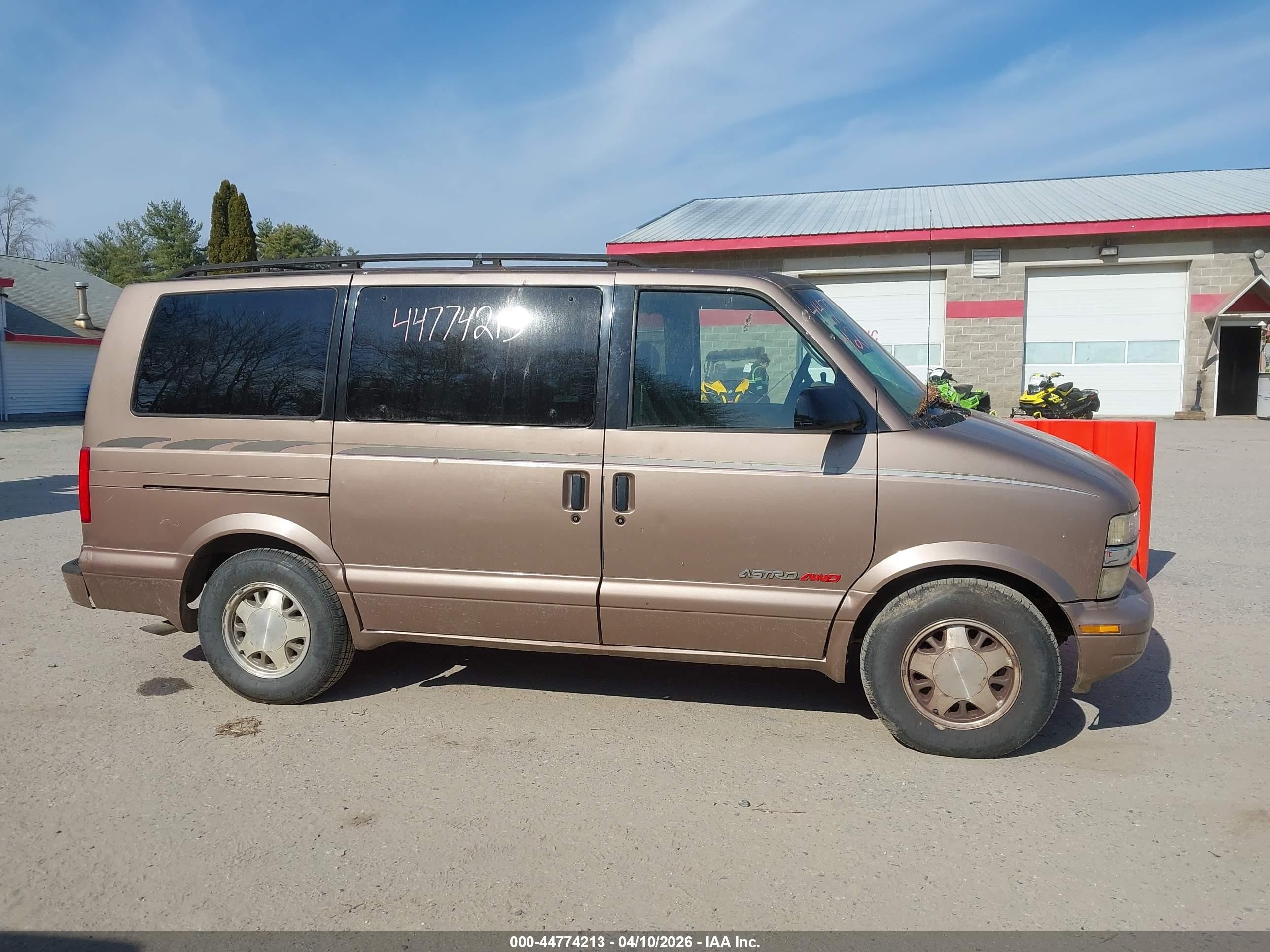 1999 Chevrolet Astro   Желто-коричневый vin: 1GNEL19W2XB114369