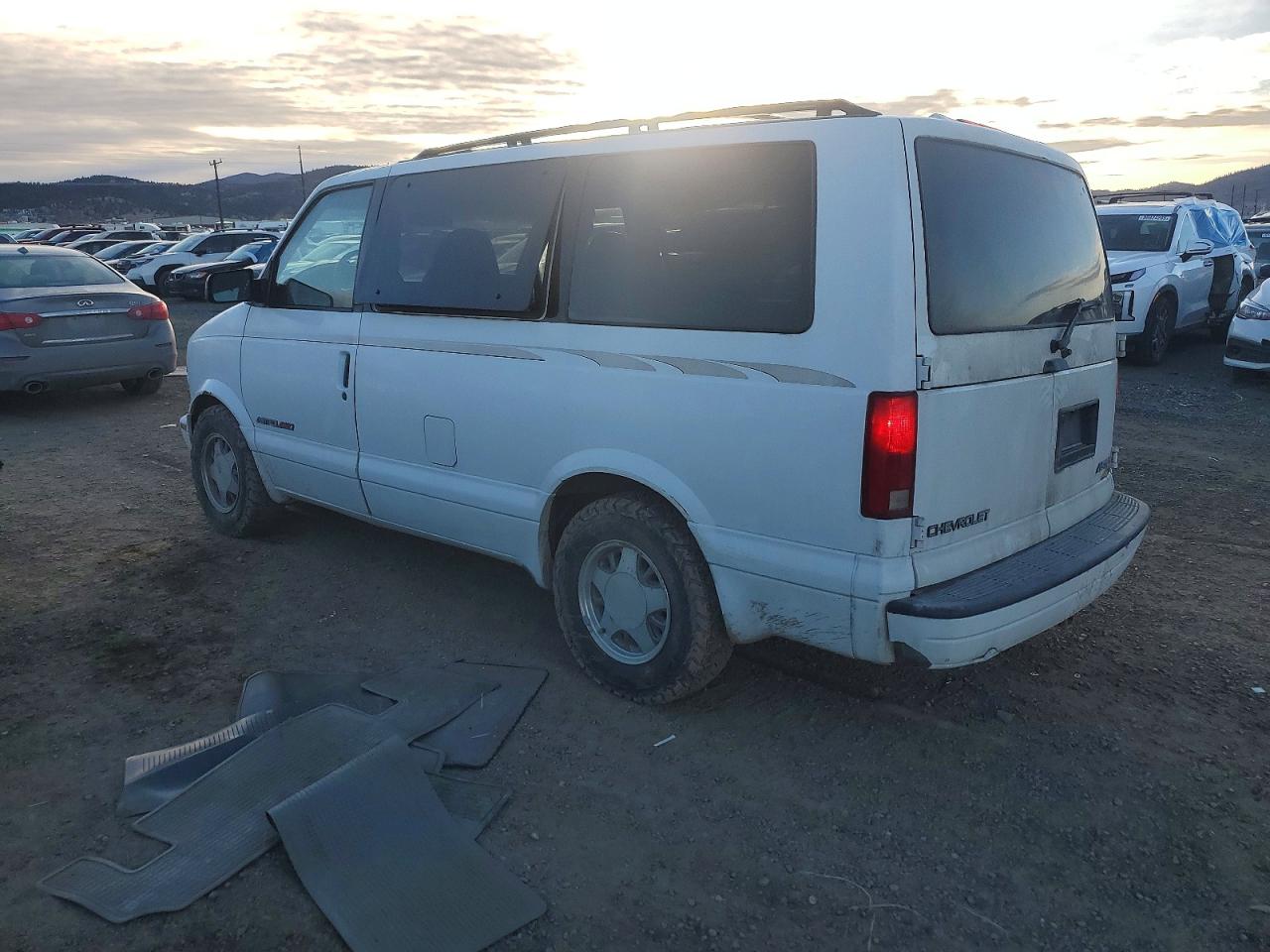 2000 Chevrolet Astro White vin: 1GNEL19W4YB102645