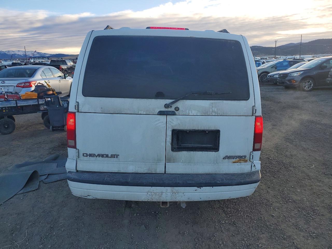 2000 Chevrolet Astro White vin: 1GNEL19W4YB102645