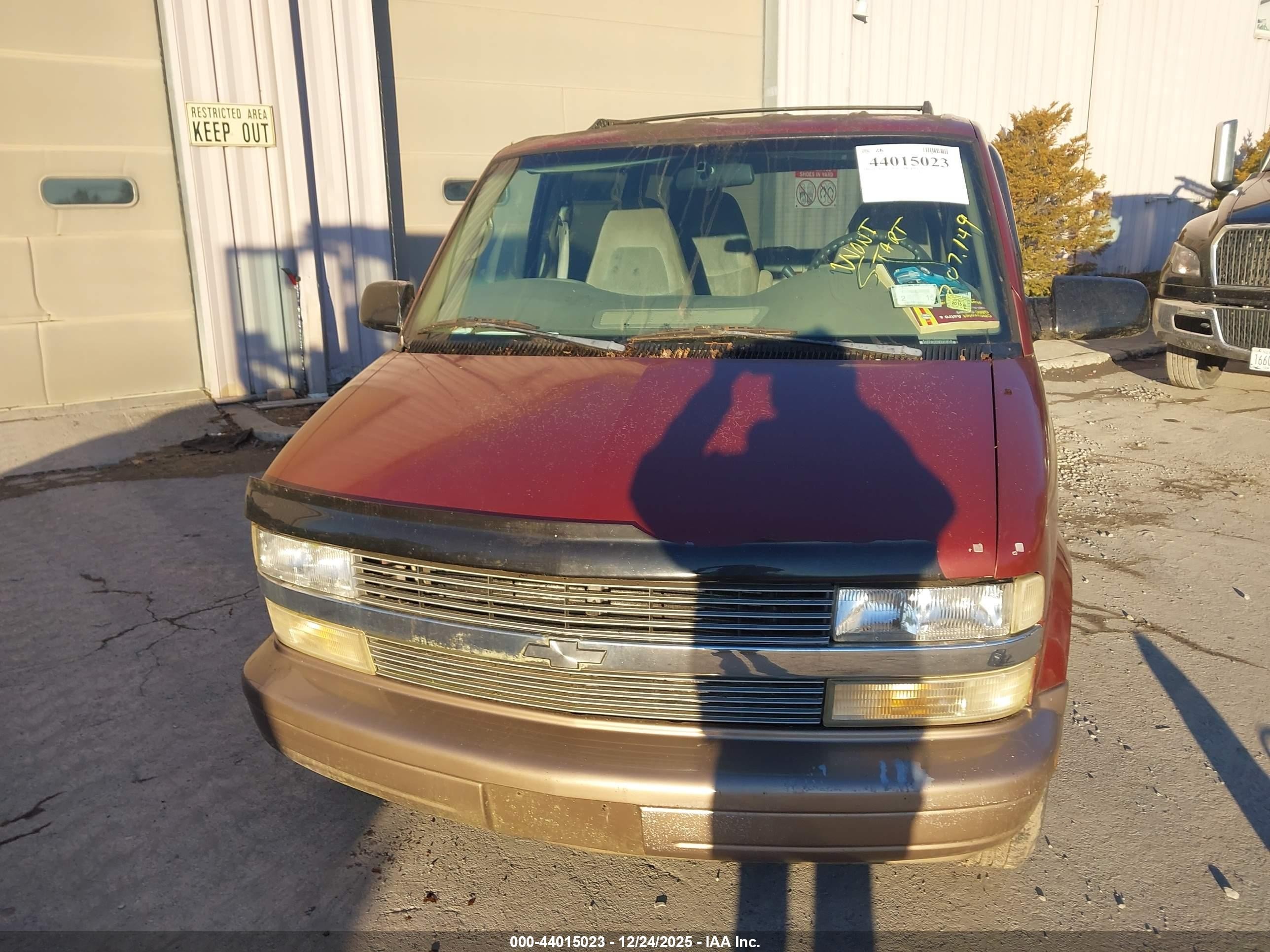 1999 Chevrolet Astro   Red vin: 1GNEL19W5XB123065