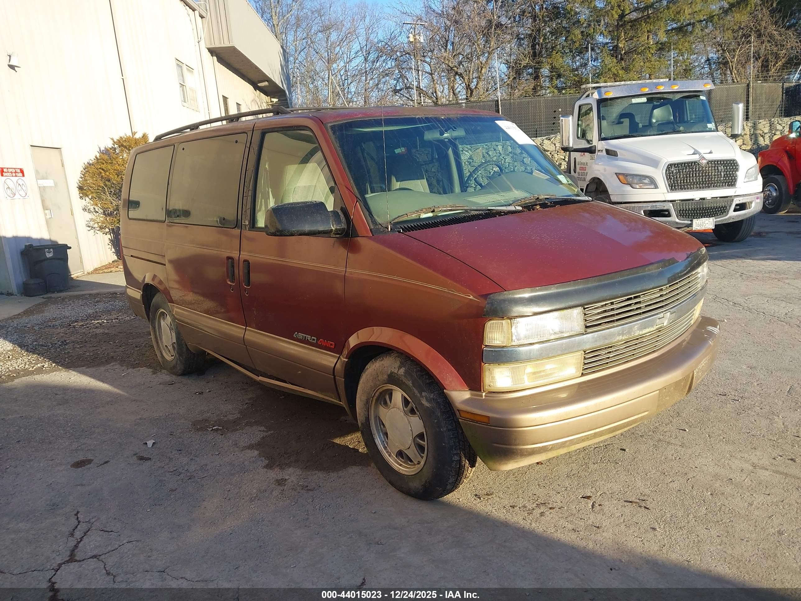 1999 Chevrolet Astro   Red vin: 1GNEL19W5XB123065