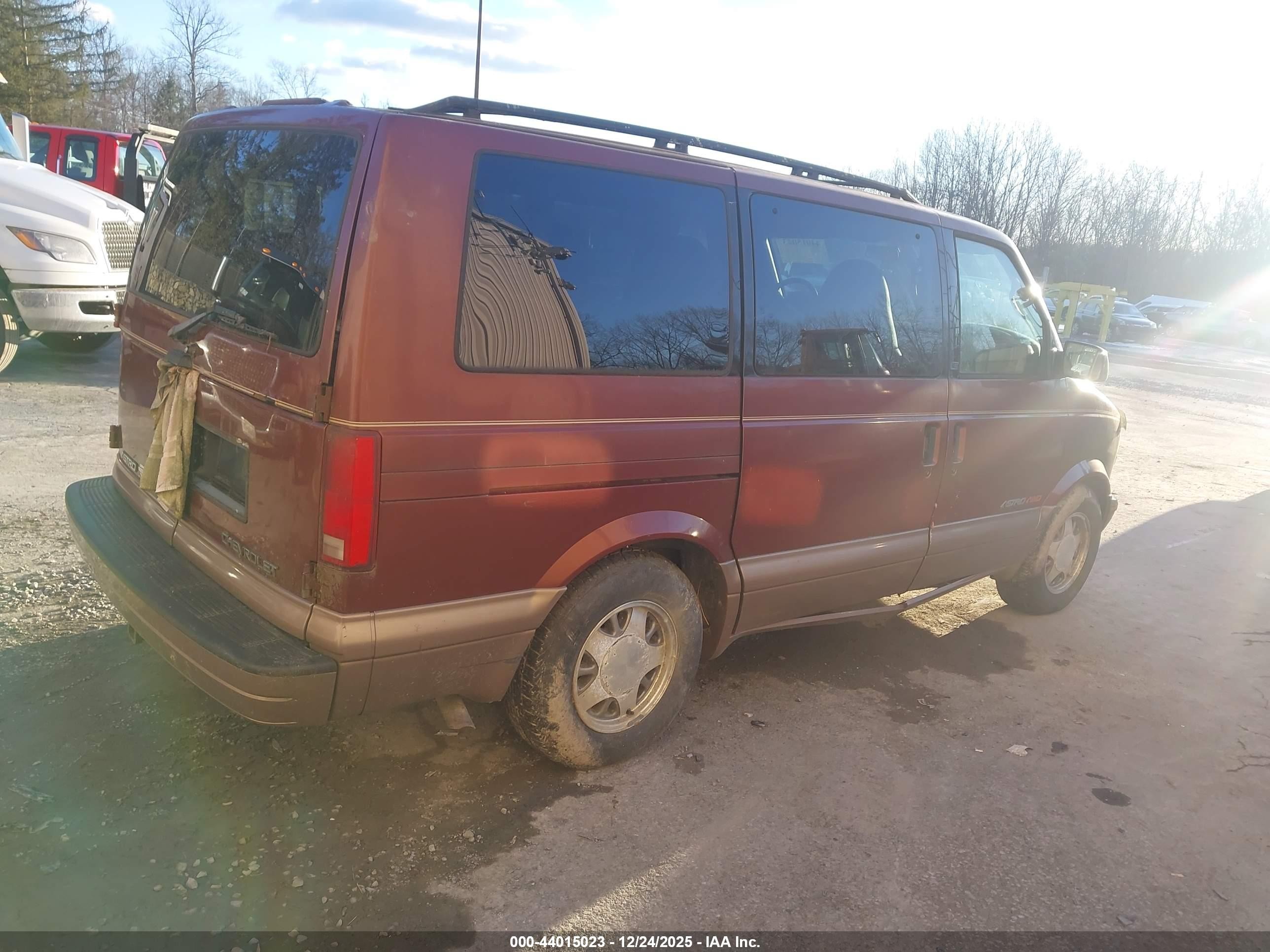1999 Chevrolet Astro   Red vin: 1GNEL19W5XB123065