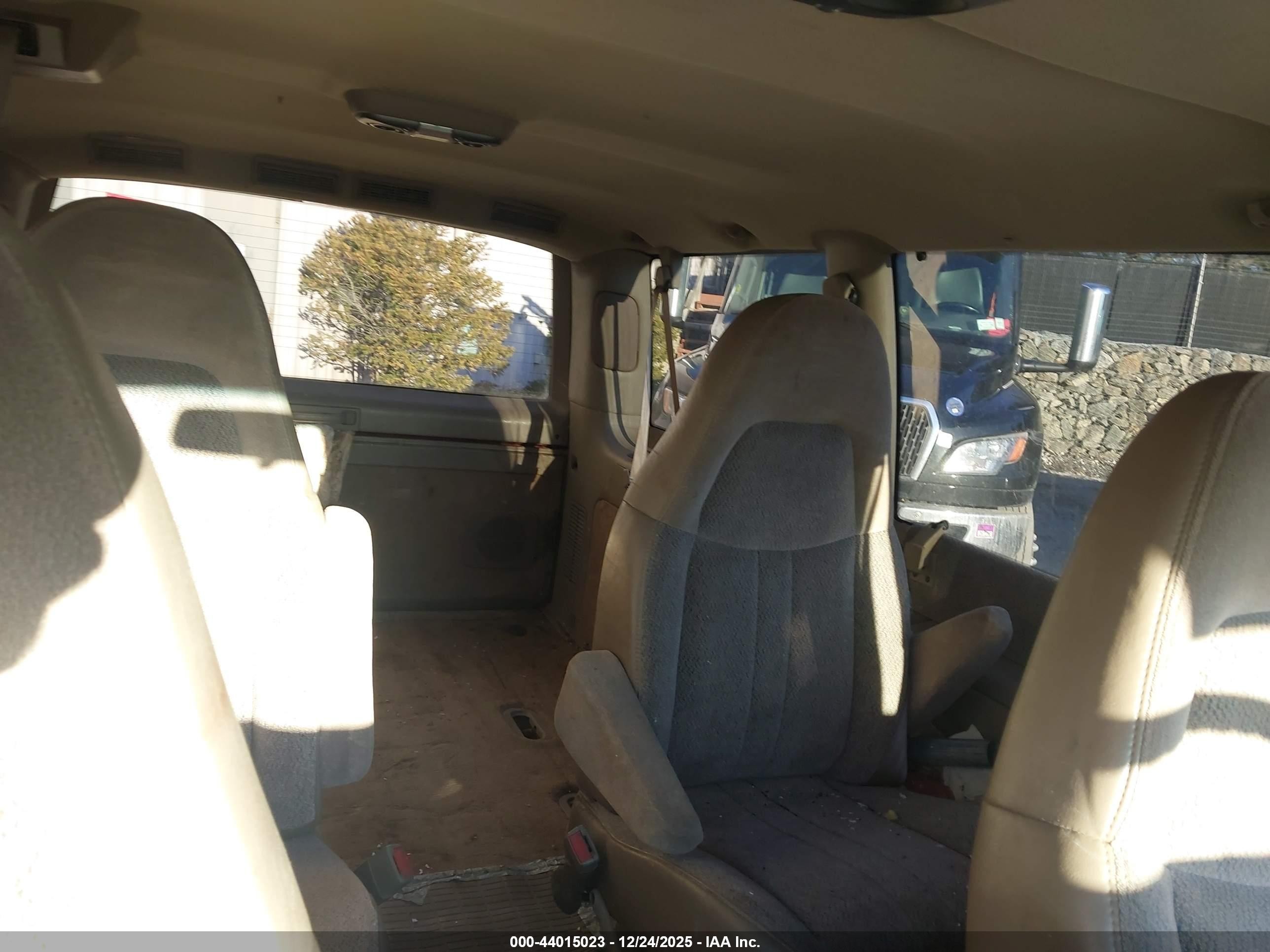 1999 Chevrolet Astro   Red vin: 1GNEL19W5XB123065