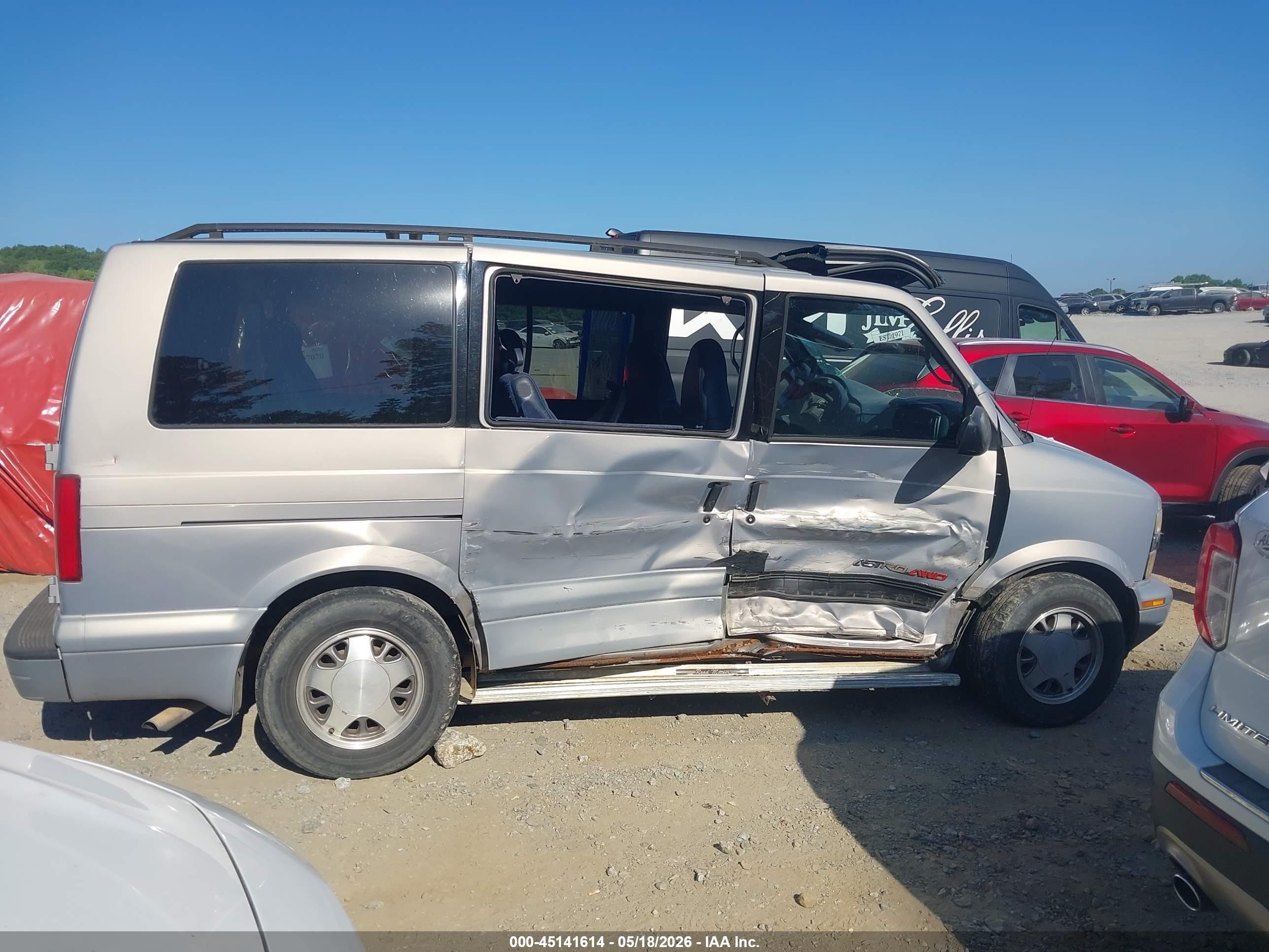 2000 Chevrolet Astro   Silver vin: 1GNEL19W5YB199273