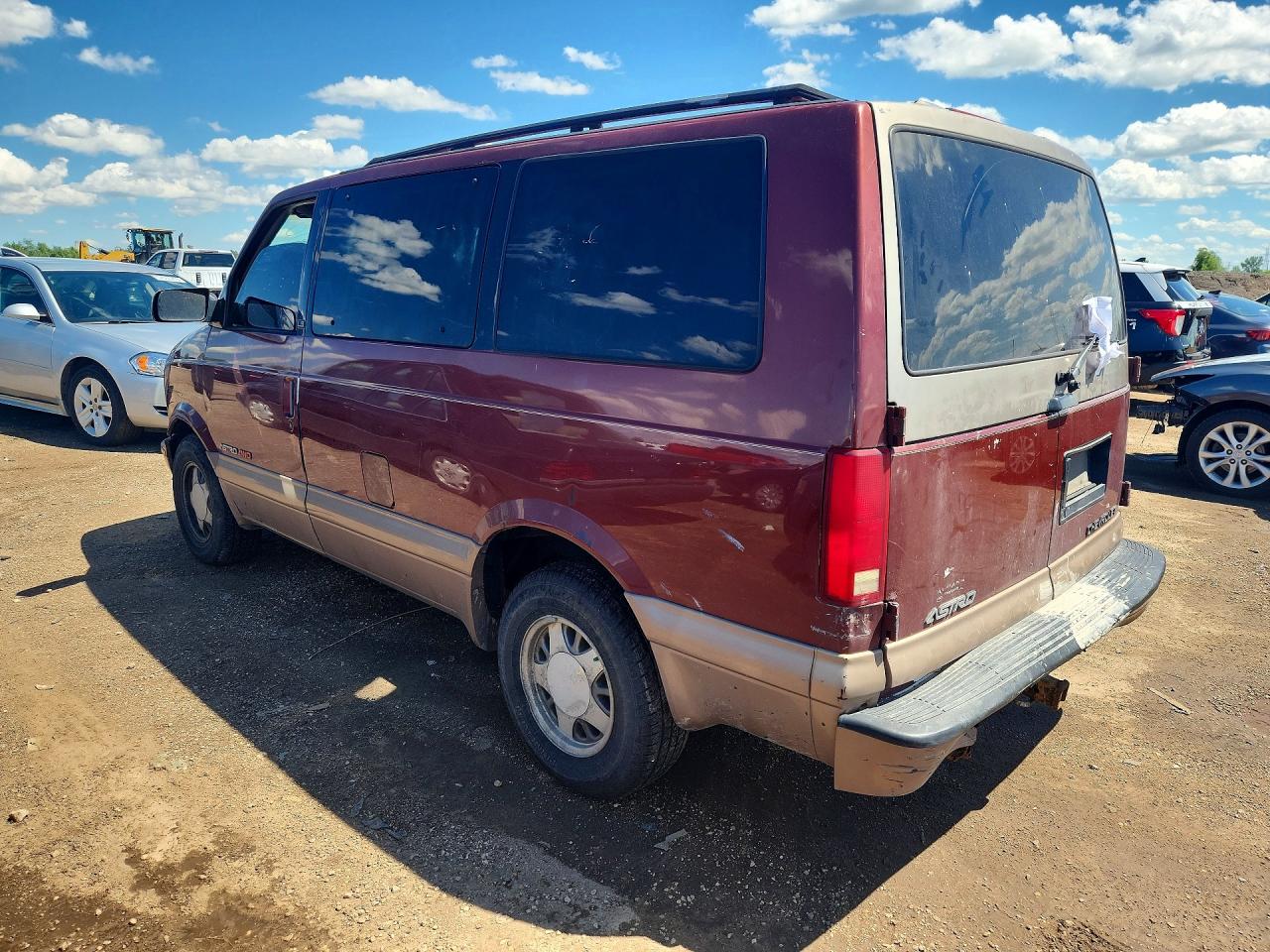 1998 Chevrolet Astro Red vin: 1GNEL19W7WB102121