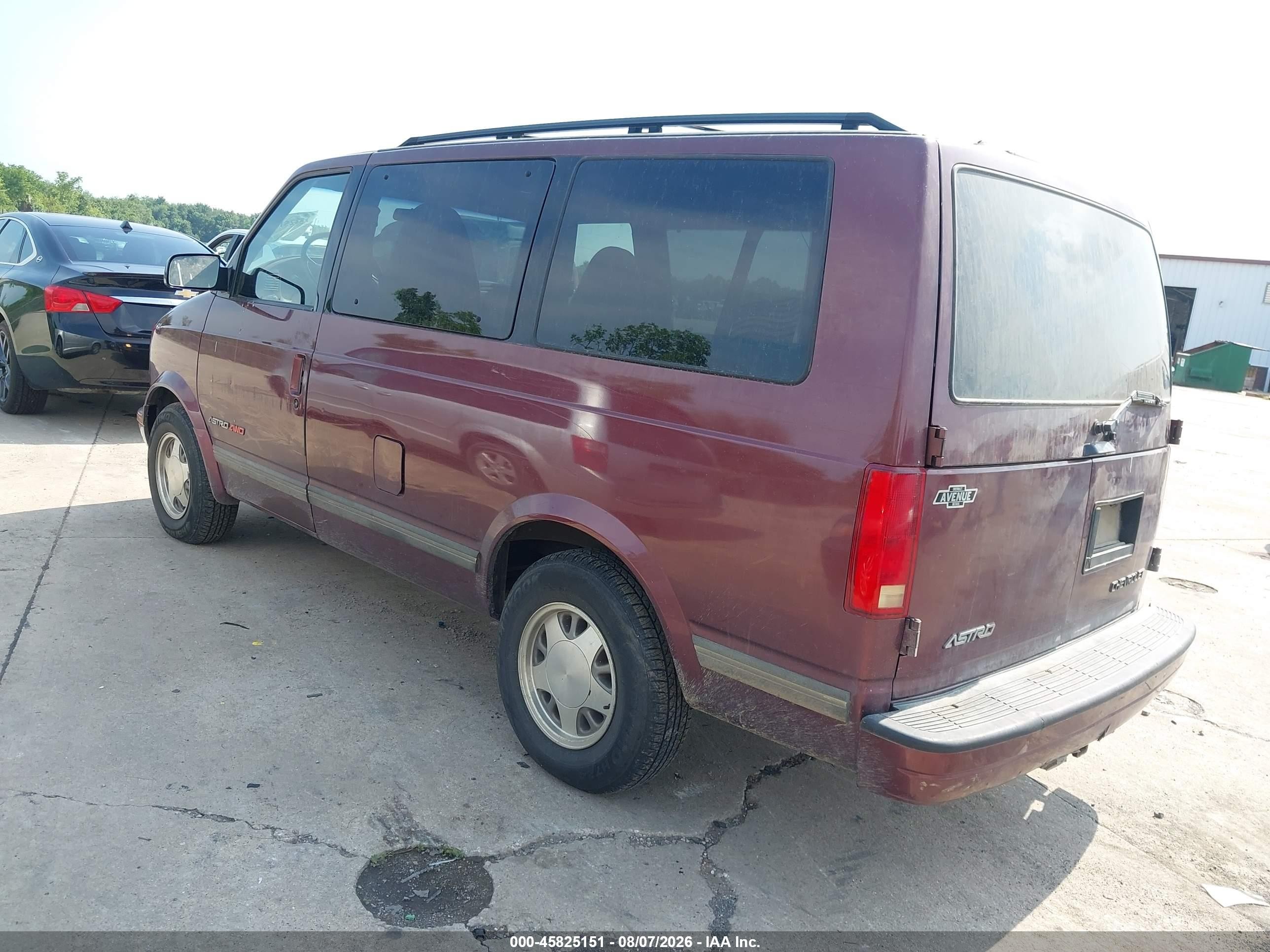 1998 Chevrolet Astro Passenger   Red vin: 1GNEL19W8WB134561
