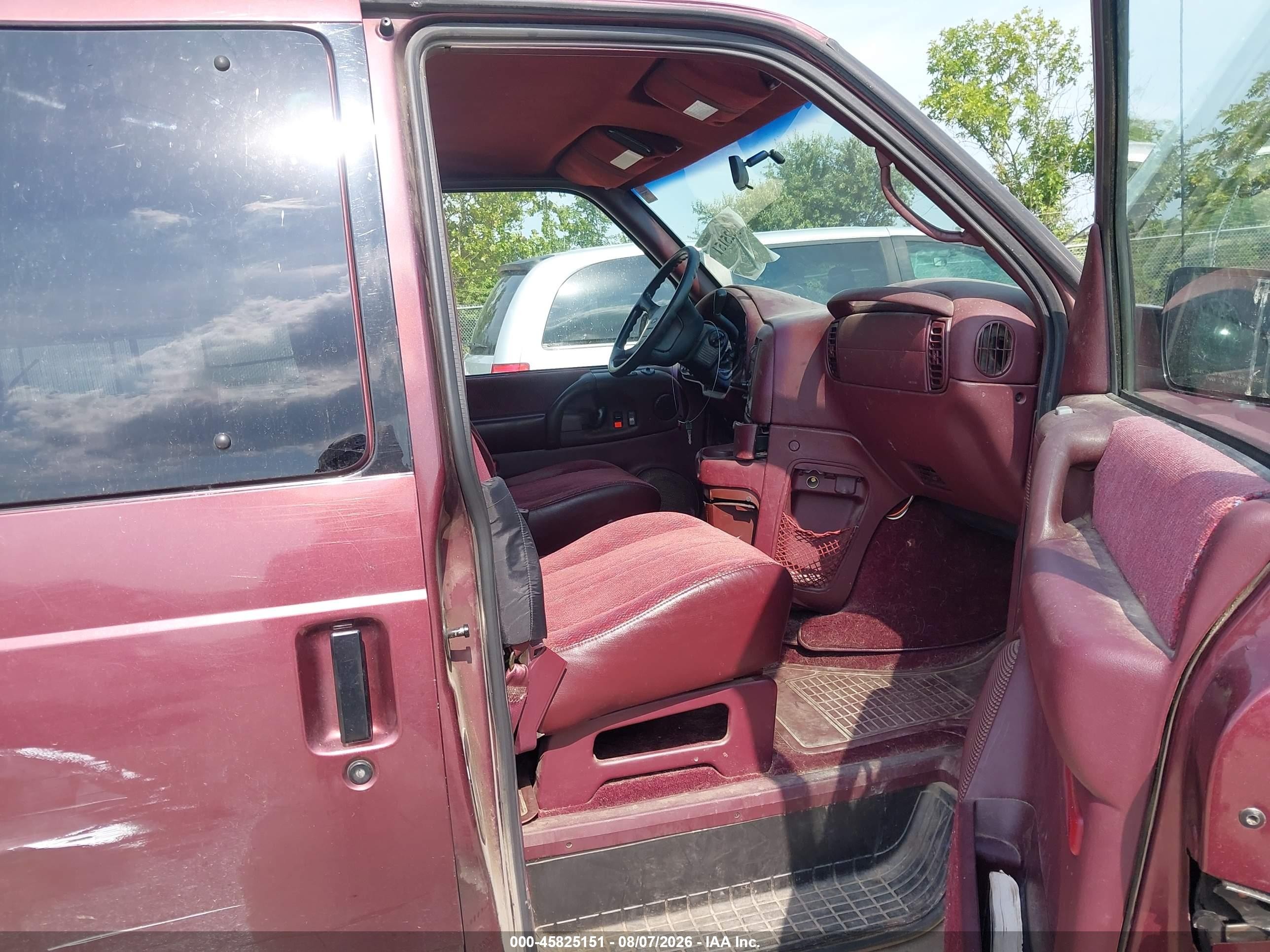 1998 Chevrolet Astro Passenger   Red vin: 1GNEL19W8WB134561