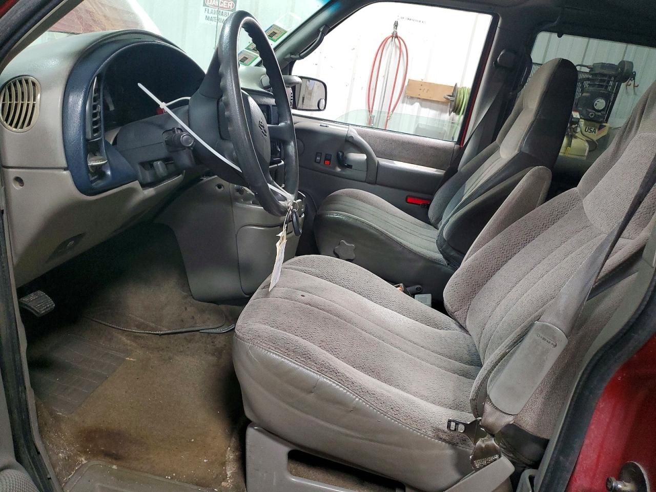 1999 Chev Astro Red vin: 1GNEL19W8XB173409