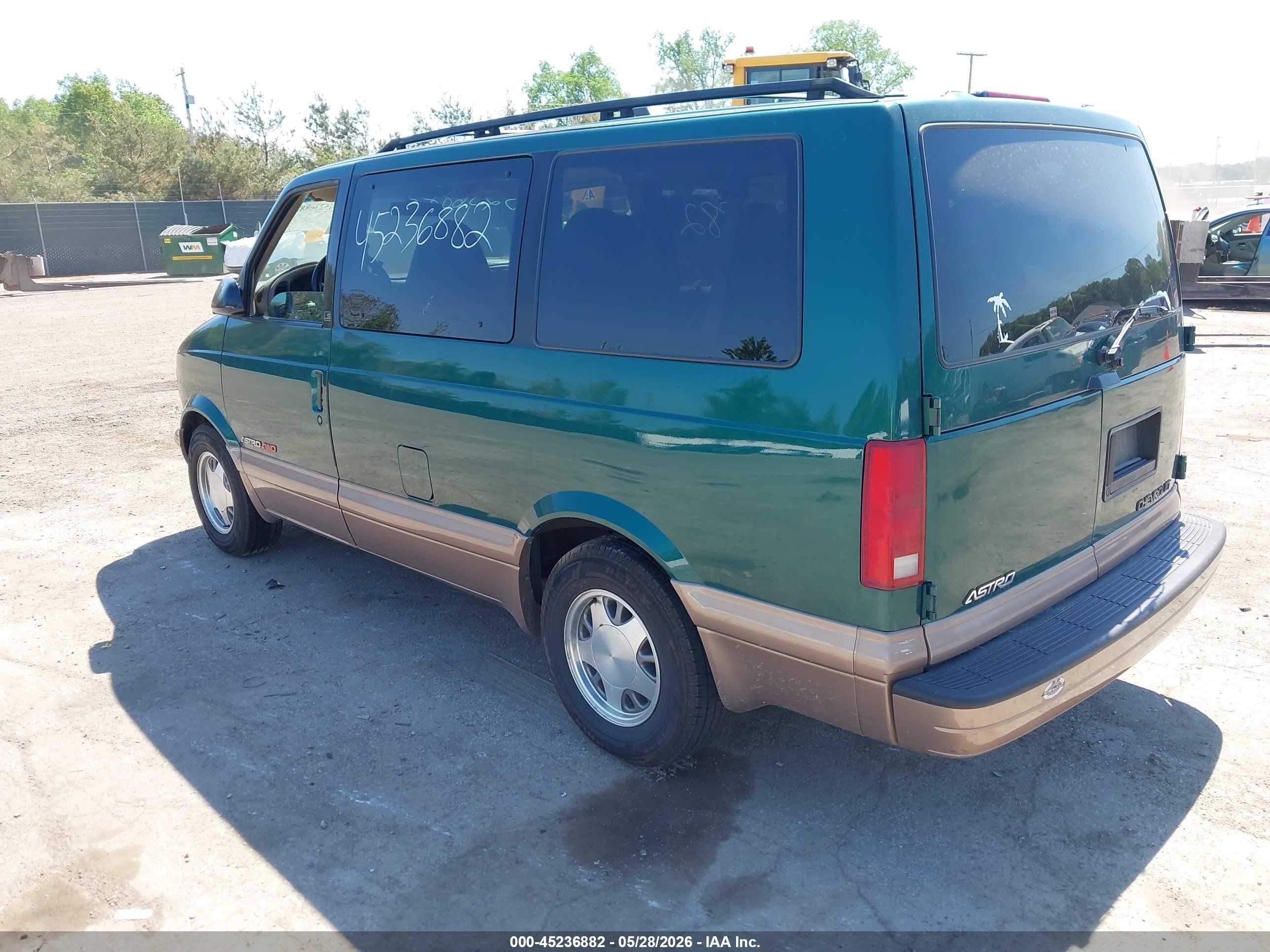 2000 Chevrolet Astro   Green vin: 1GNEL19W9YB163196