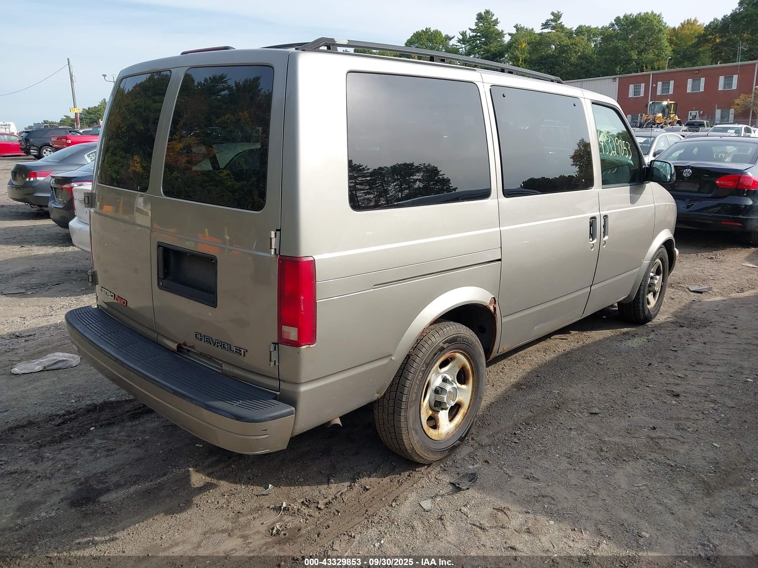 2005 Chevrolet Astro   Gold vin: 1GNEL19X85B100773