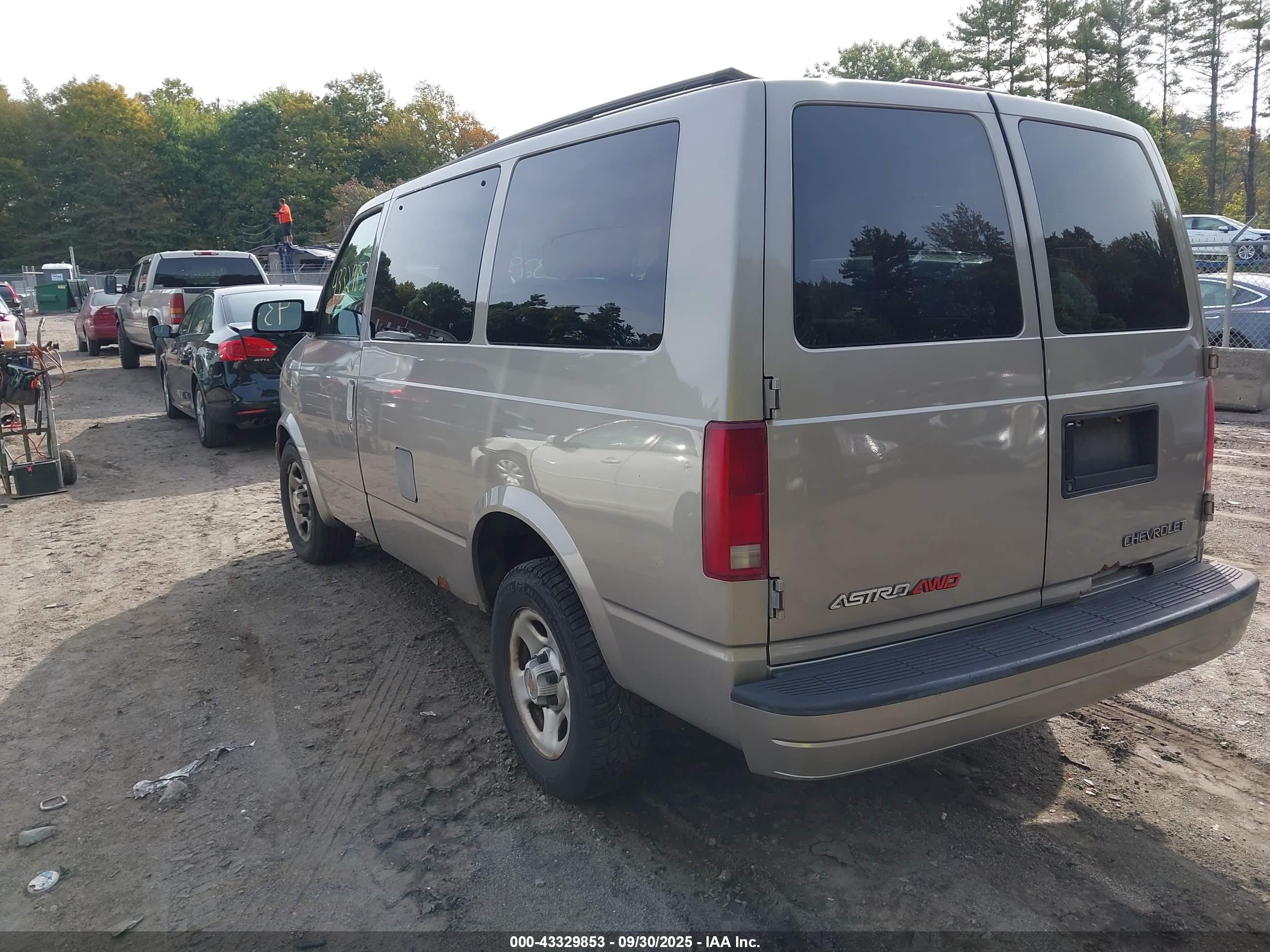 2005 Chevrolet Astro   Gold vin: 1GNEL19X85B100773