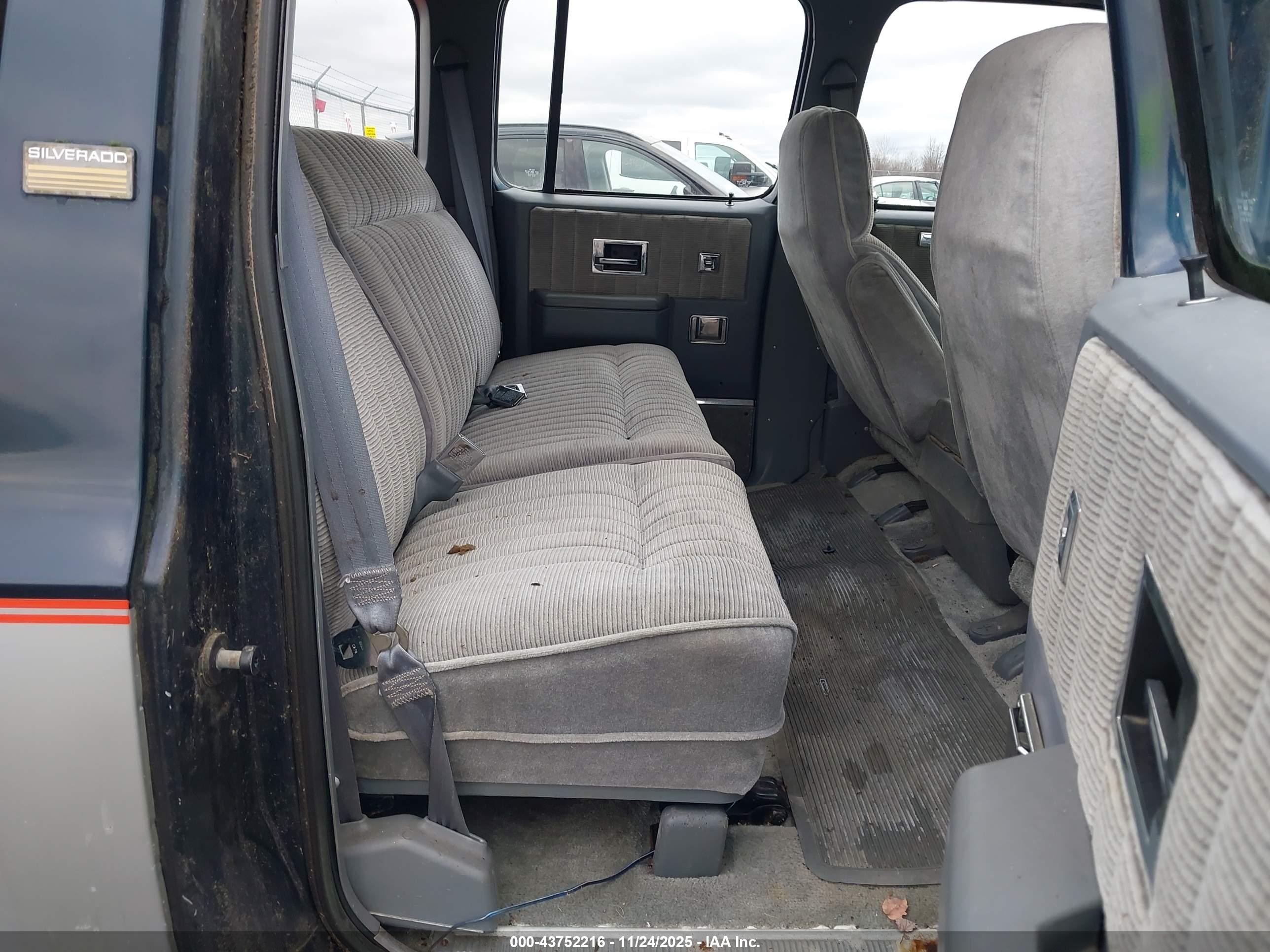 1990 Chevrolet Suburban R1500 Blue vin: 1GNER16K0LF100120