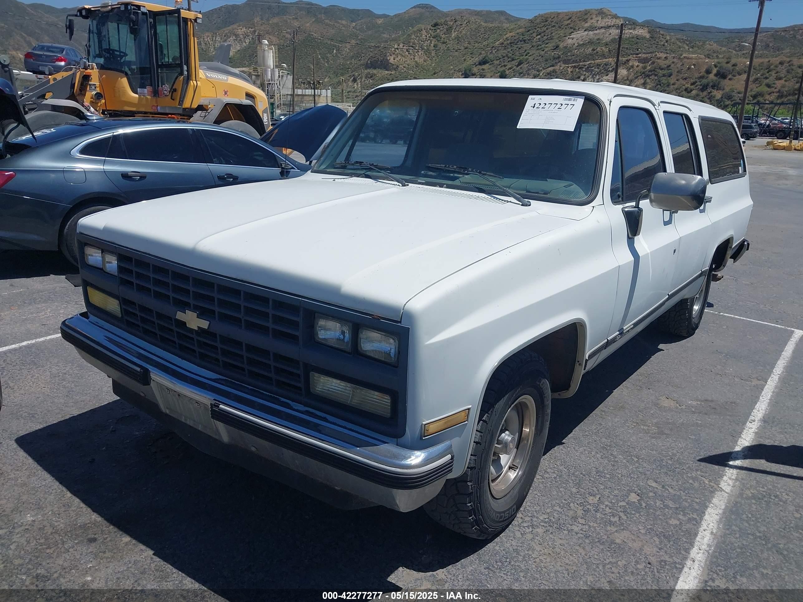 1990 Chevrolet Suburban R1500 White vin: 1GNER16K3LF147920