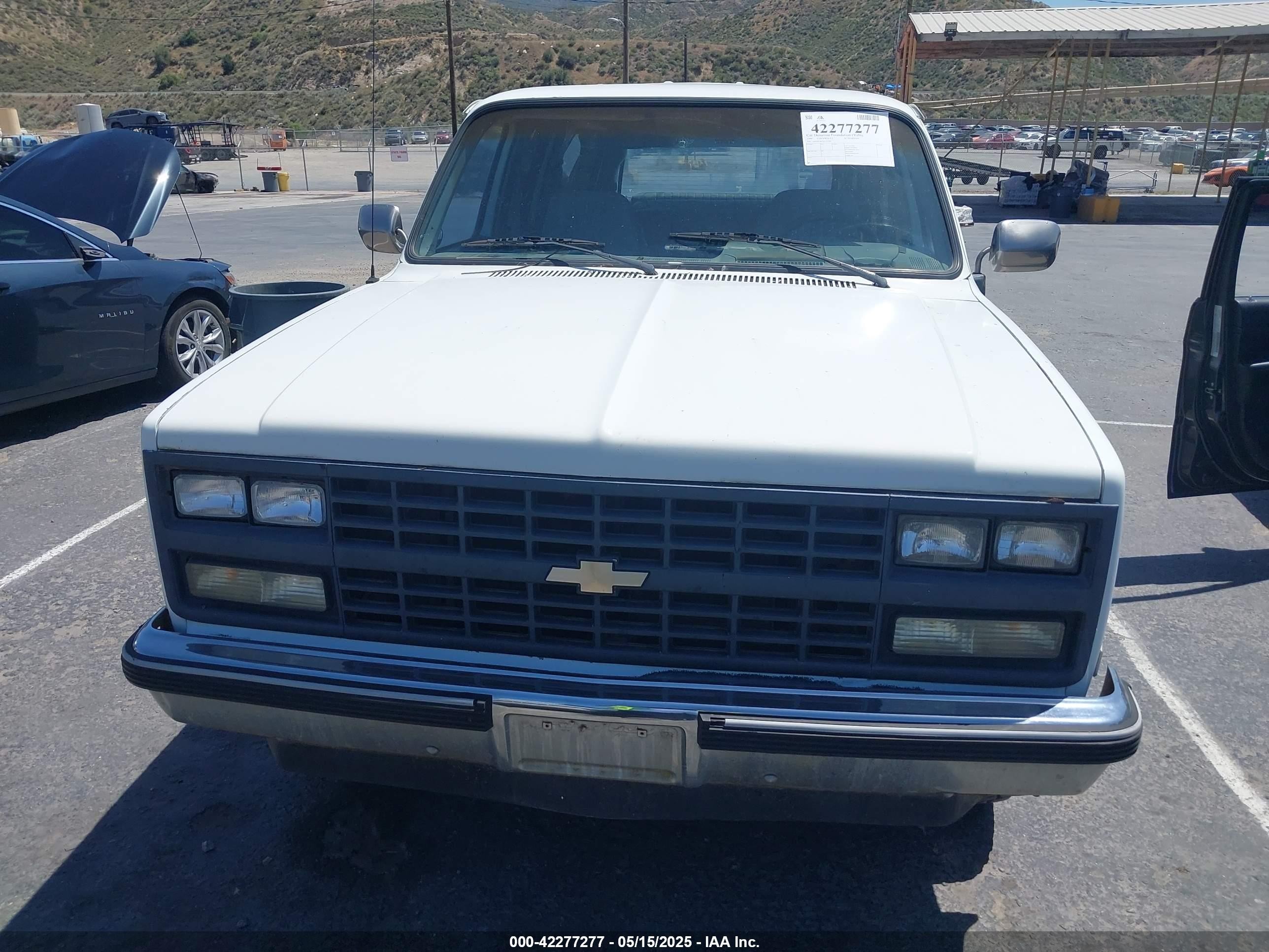 1990 Chevrolet Suburban R1500 White vin: 1GNER16K3LF147920