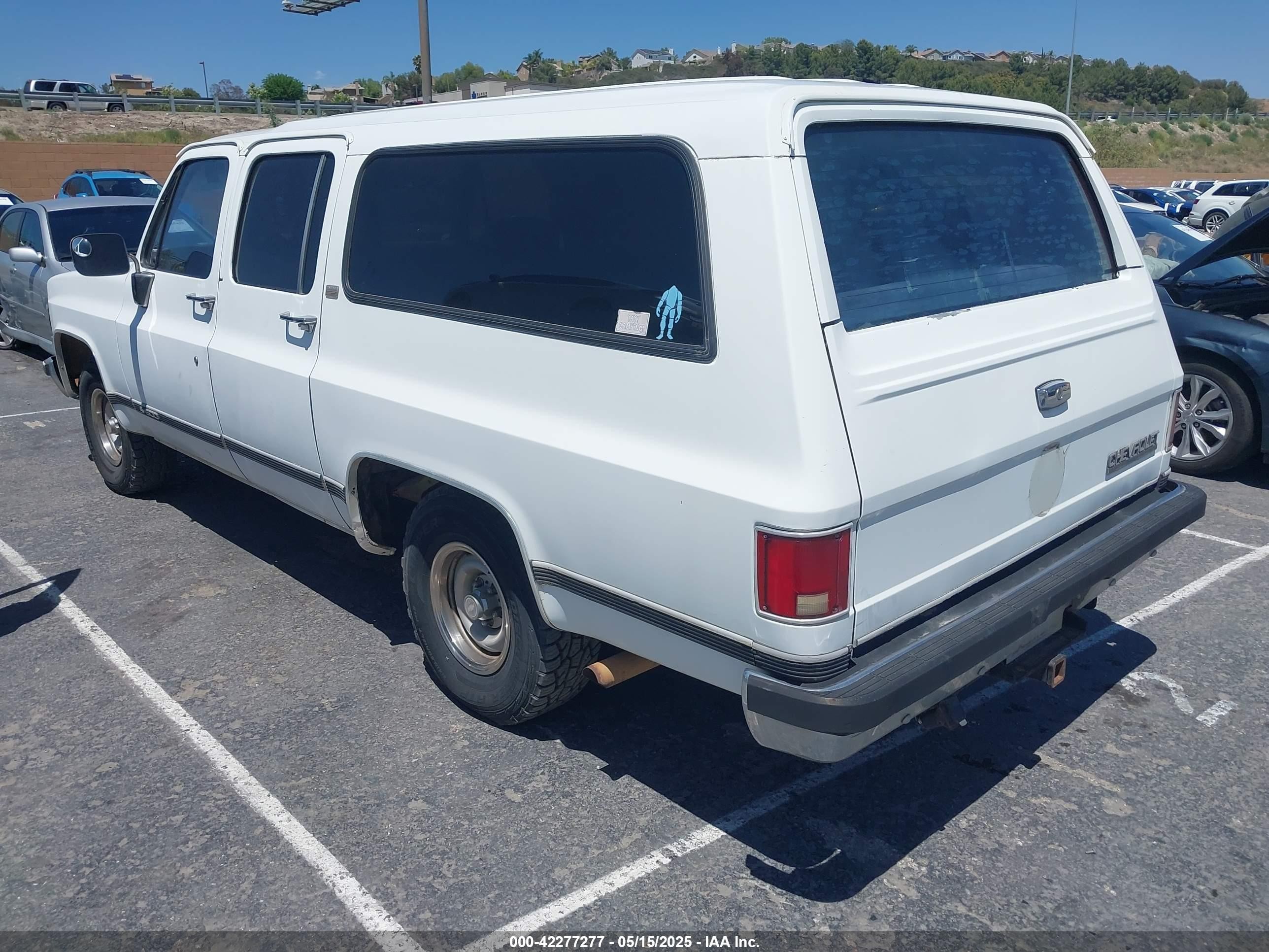1990 Chevrolet Suburban R1500 White vin: 1GNER16K3LF147920