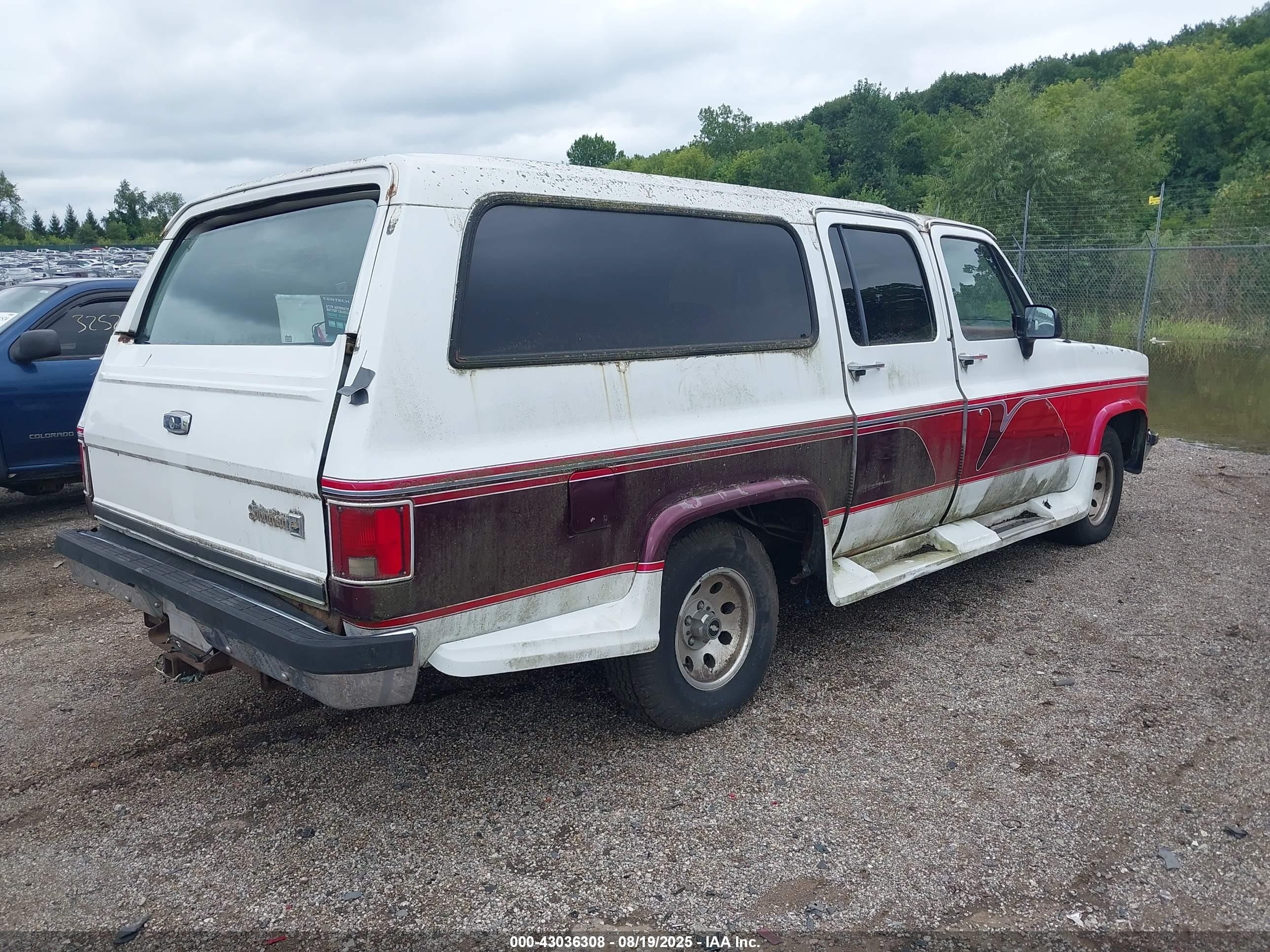 1991 Chevrolet Suburban R1500 White vin: 1GNER16KXMF133675