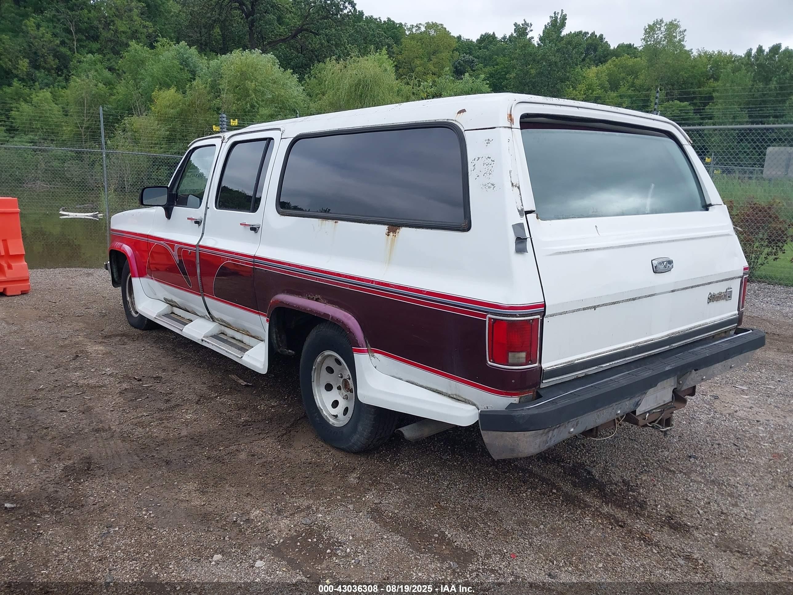 1991 Chevrolet Suburban R1500 White vin: 1GNER16KXMF133675