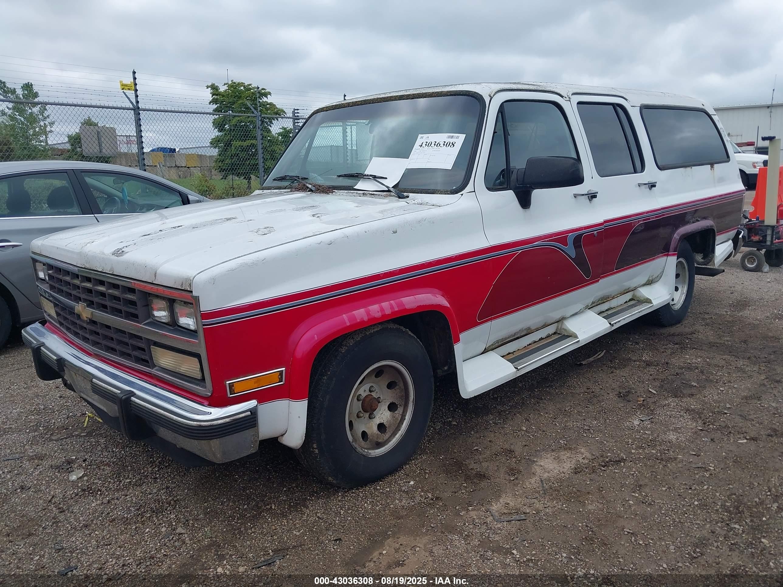 1991 Chevrolet Suburban R1500 White vin: 1GNER16KXMF133675