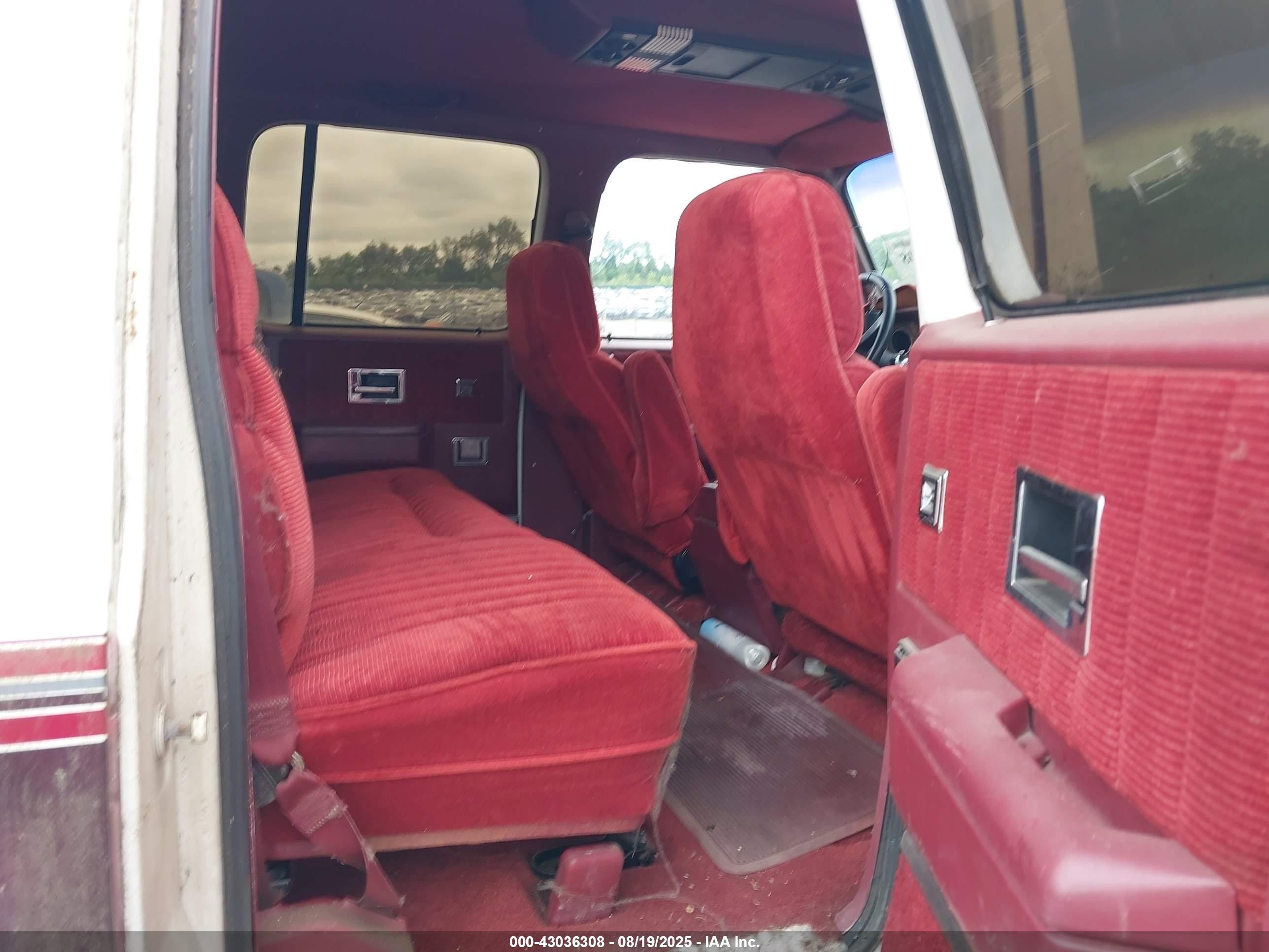 1991 Chevrolet Suburban R1500 White vin: 1GNER16KXMF133675