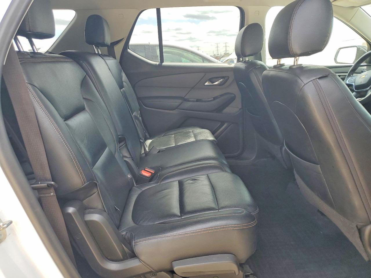 2019 Chevrolet Traverse Ls Белый vin: 1GNERFKW0KJ263108