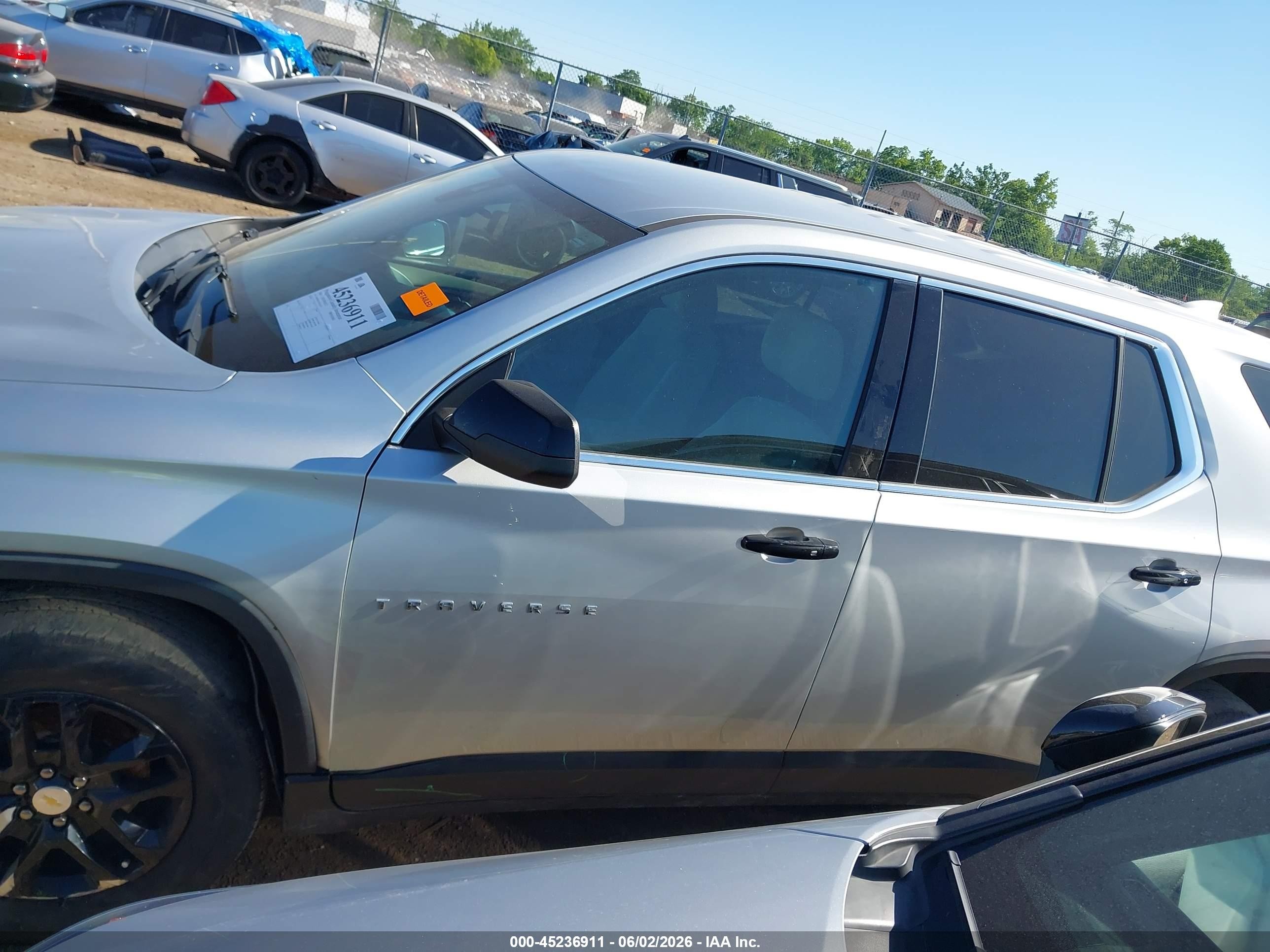 2022 Chevrolet Traverse Fwd Ls Серебряный vin: 1GNERFKW1NJ114159