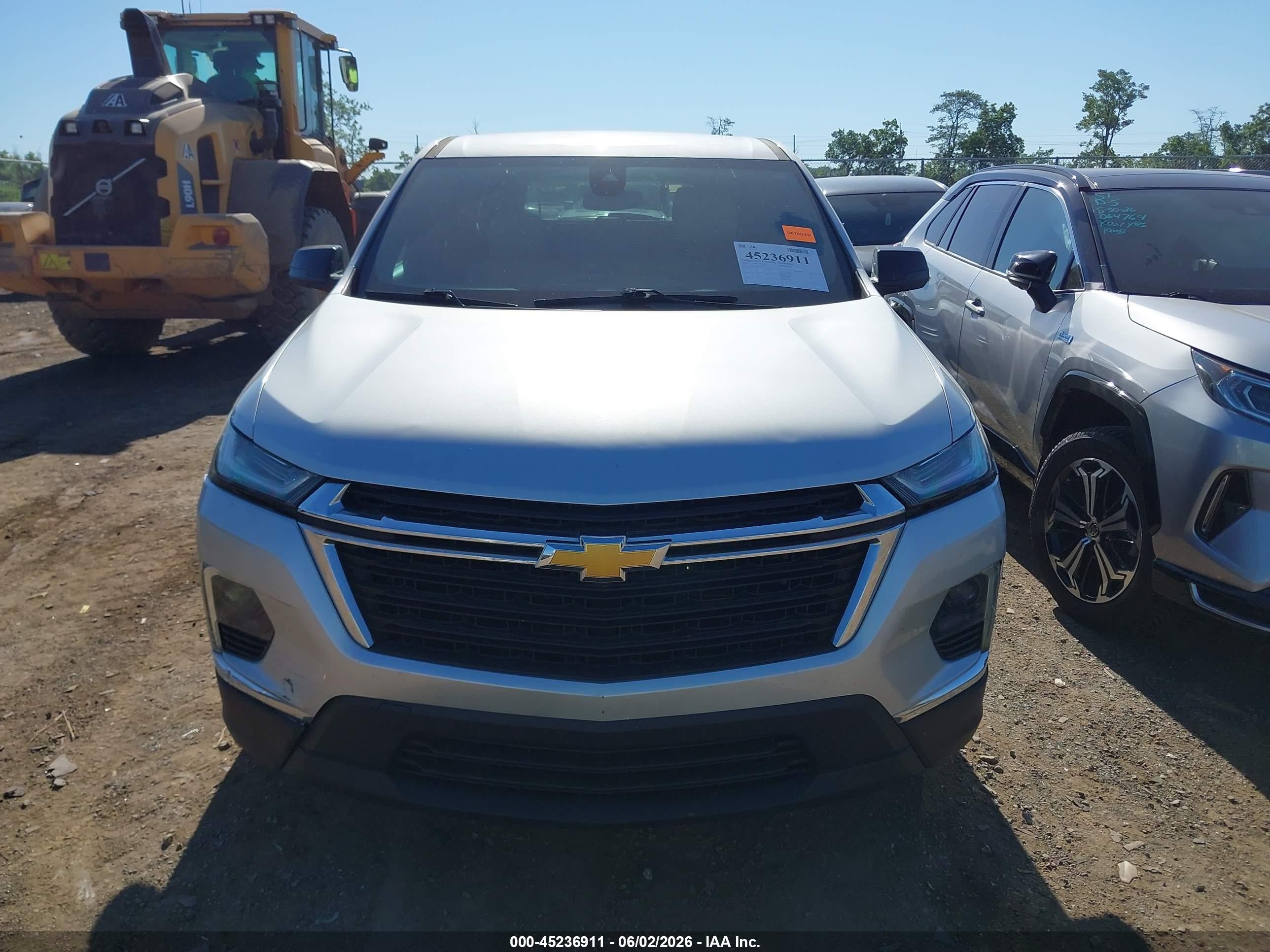 2022 Chevrolet Traverse Fwd Ls Серебряный vin: 1GNERFKW1NJ114159