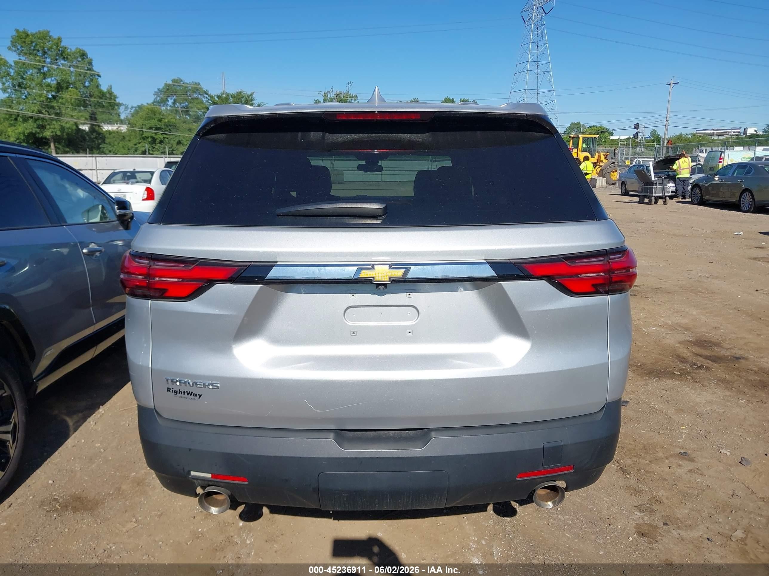 2022 Chevrolet Traverse Fwd Ls Серебряный vin: 1GNERFKW1NJ114159