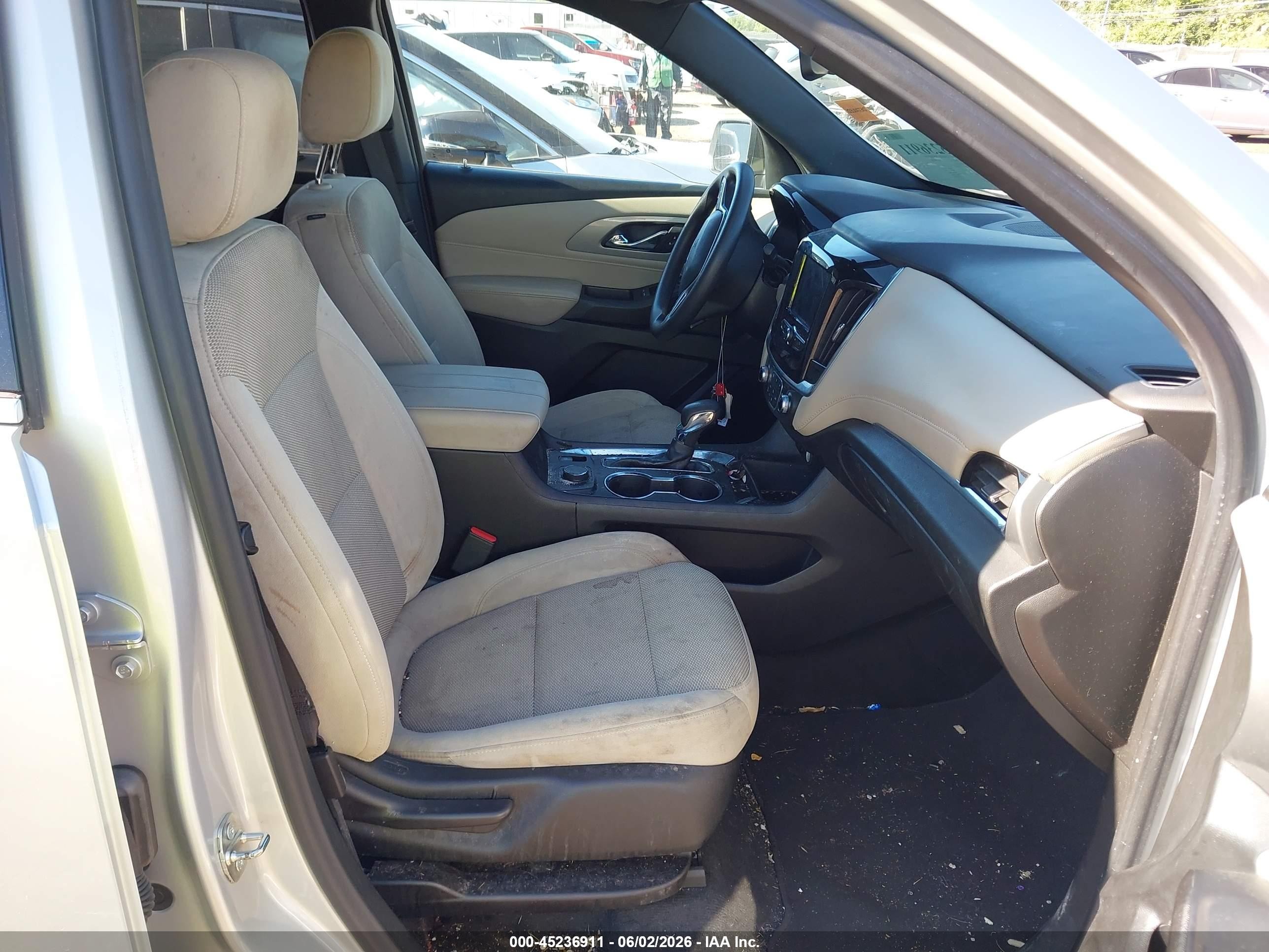 2022 Chevrolet Traverse Fwd Ls Серебряный vin: 1GNERFKW1NJ114159