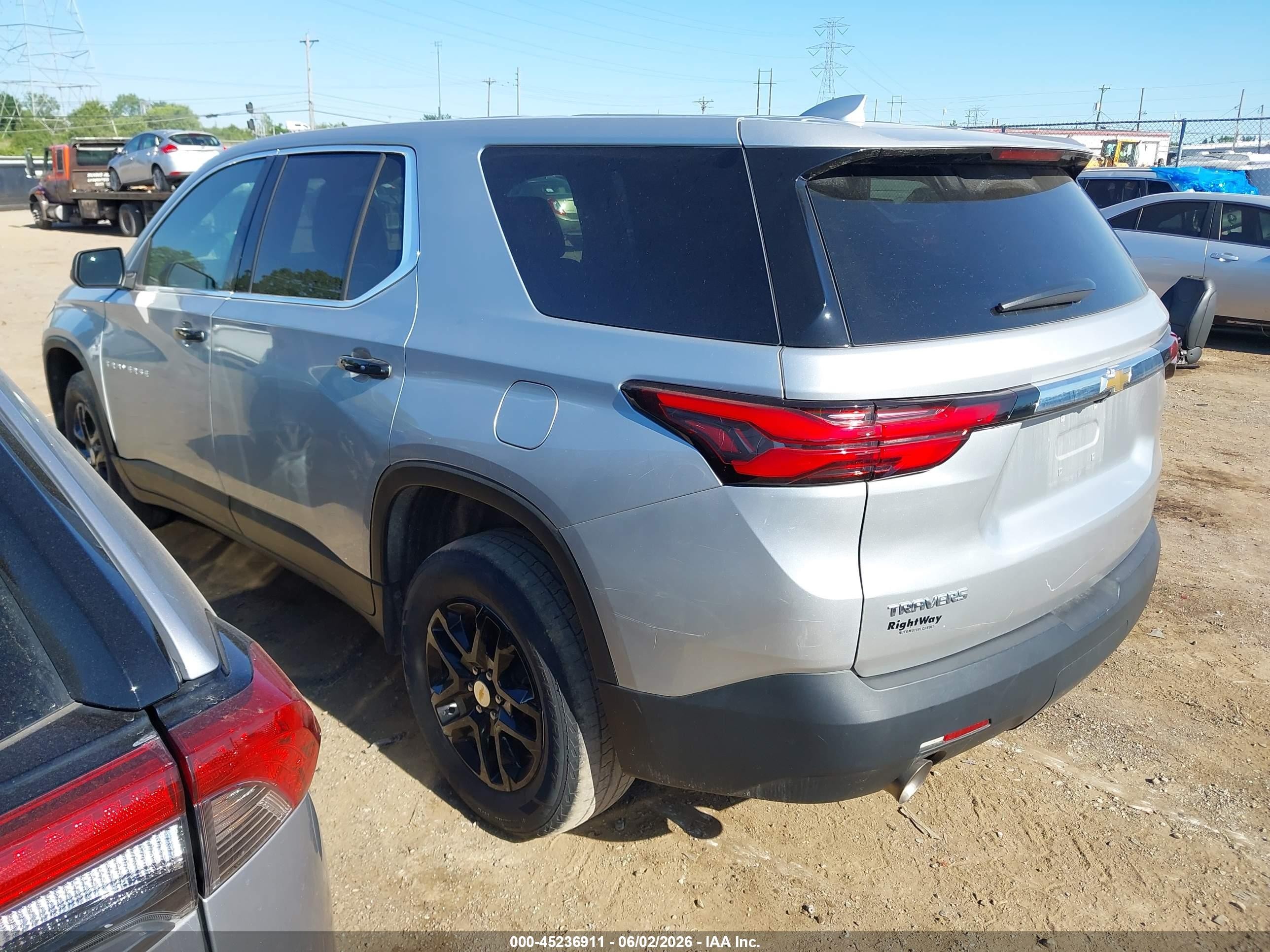 2022 Chevrolet Traverse Fwd Ls Серебряный vin: 1GNERFKW1NJ114159
