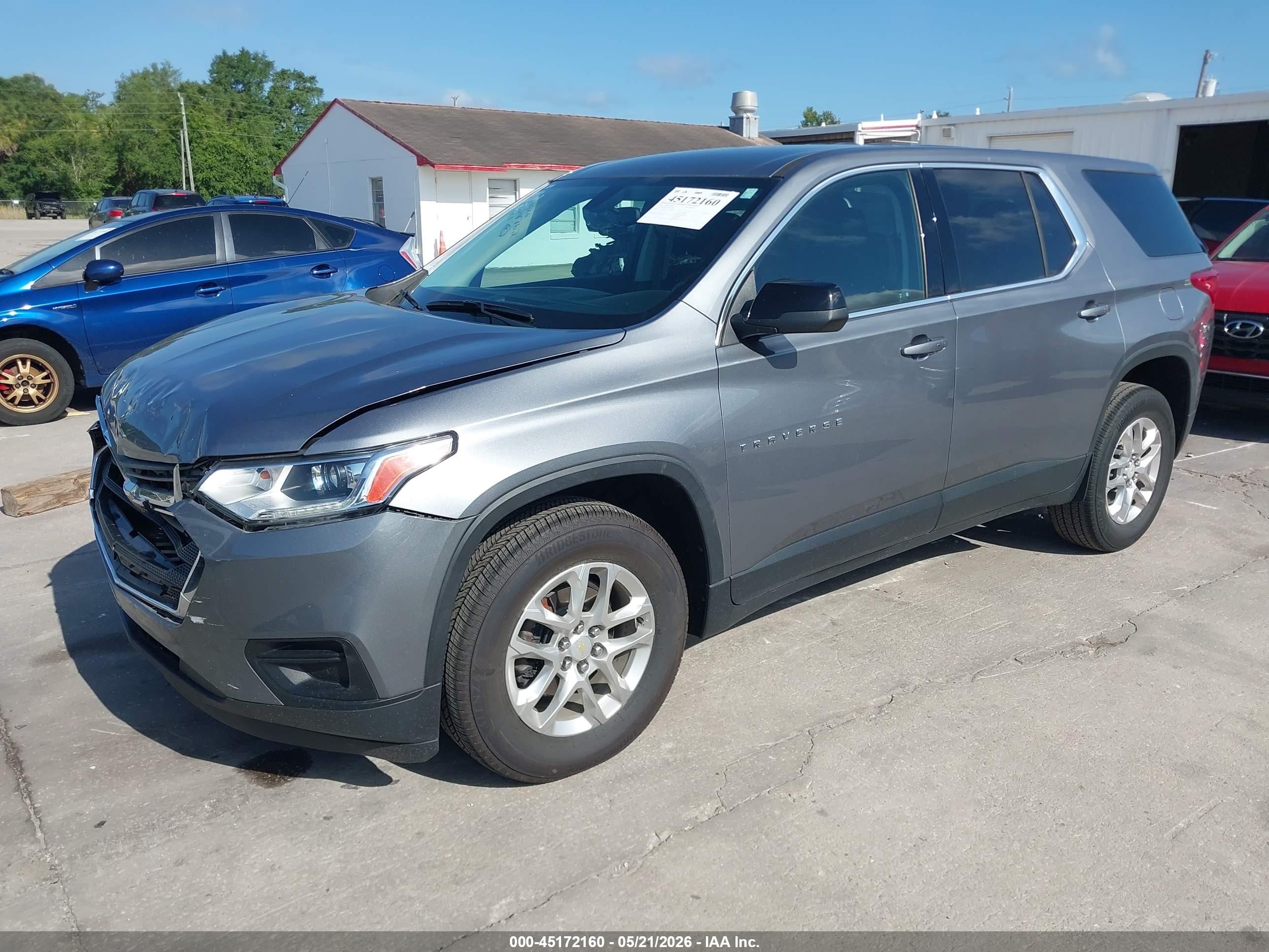 2021 Chevrolet Traverse Fwd Ls Silver vin: 1GNERFKW7MJ229587