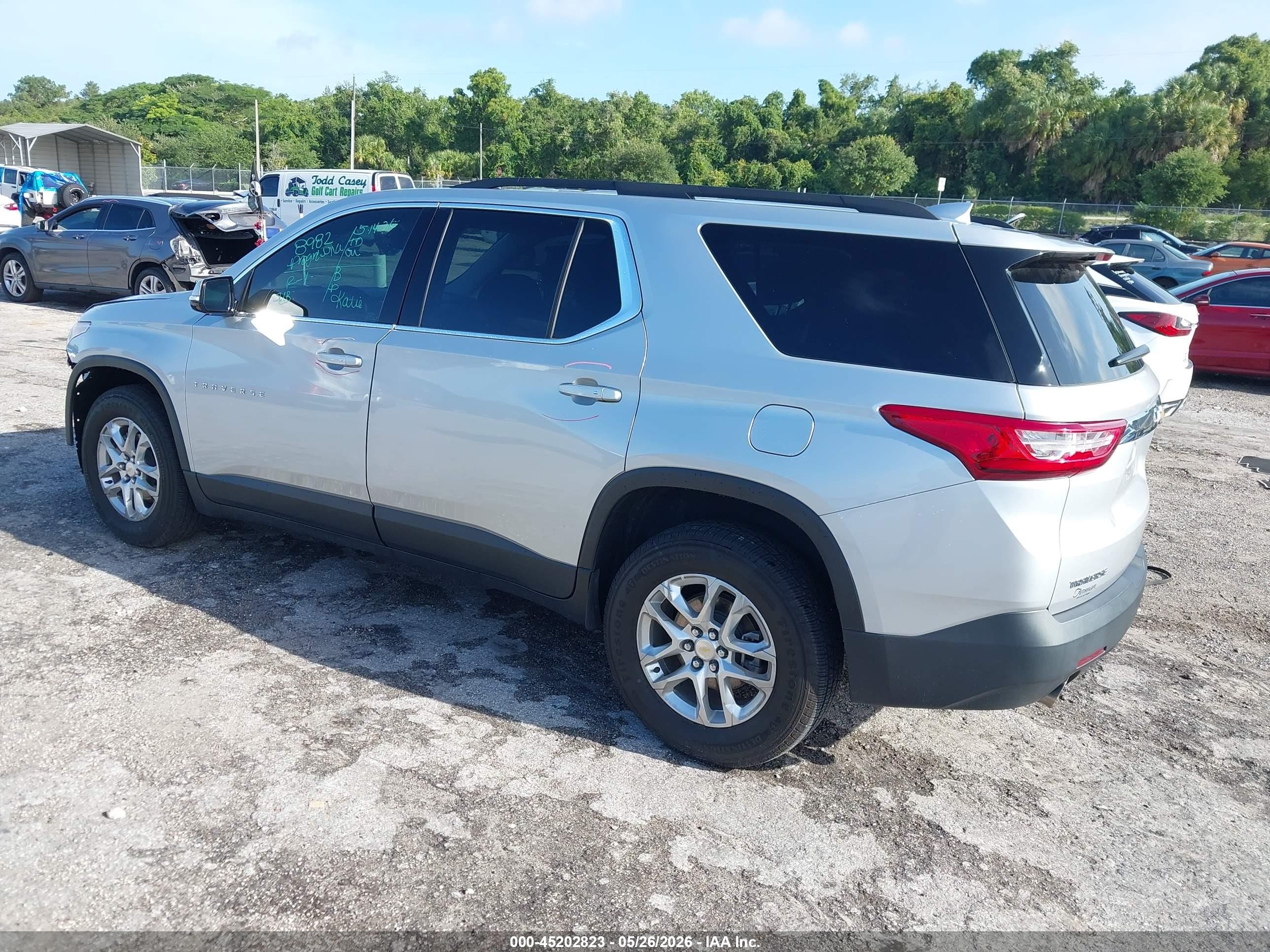2020 Chevrolet Traverse Fwd Lt Cloth Серебряный vin: 1GNERGKW5LJ306574