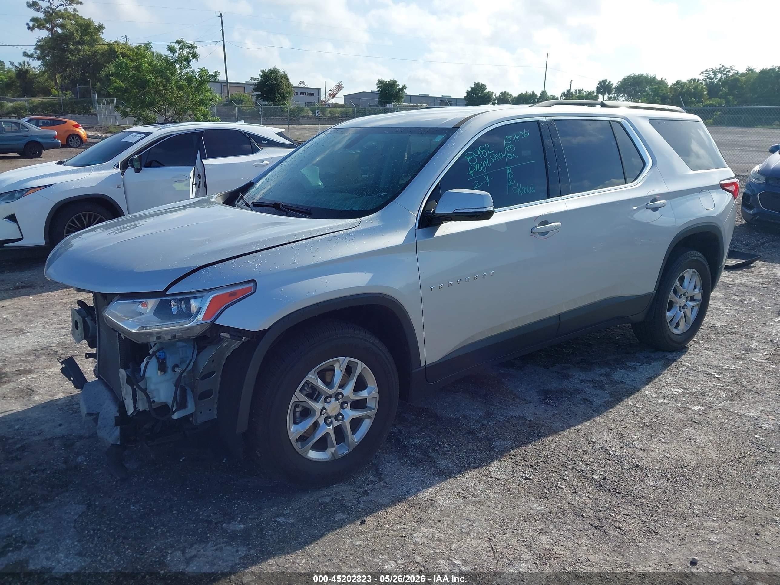 2020 Chevrolet Traverse Fwd Lt Cloth Серебряный vin: 1GNERGKW5LJ306574