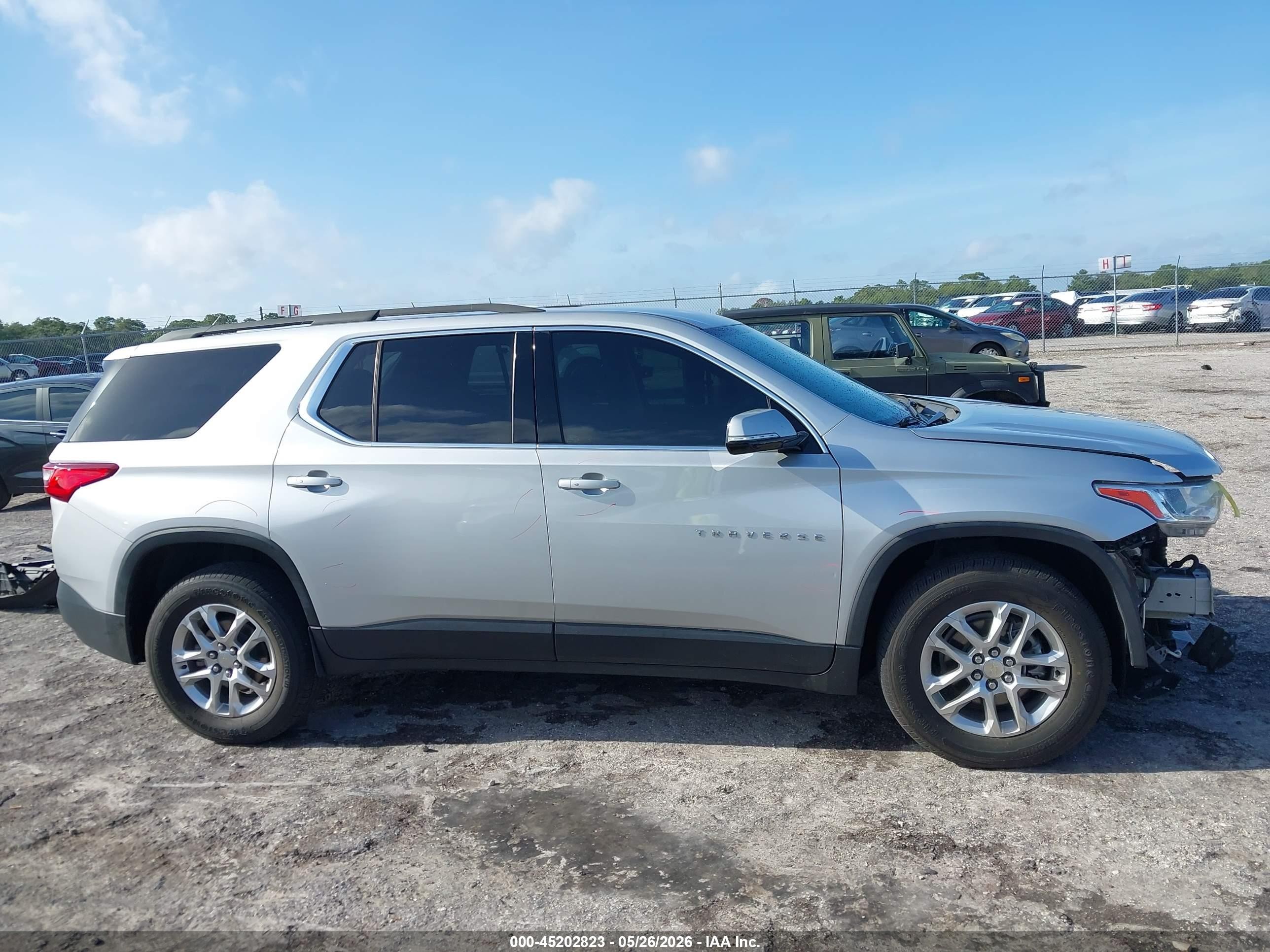2020 Chevrolet Traverse Fwd Lt Cloth Серебряный vin: 1GNERGKW5LJ306574