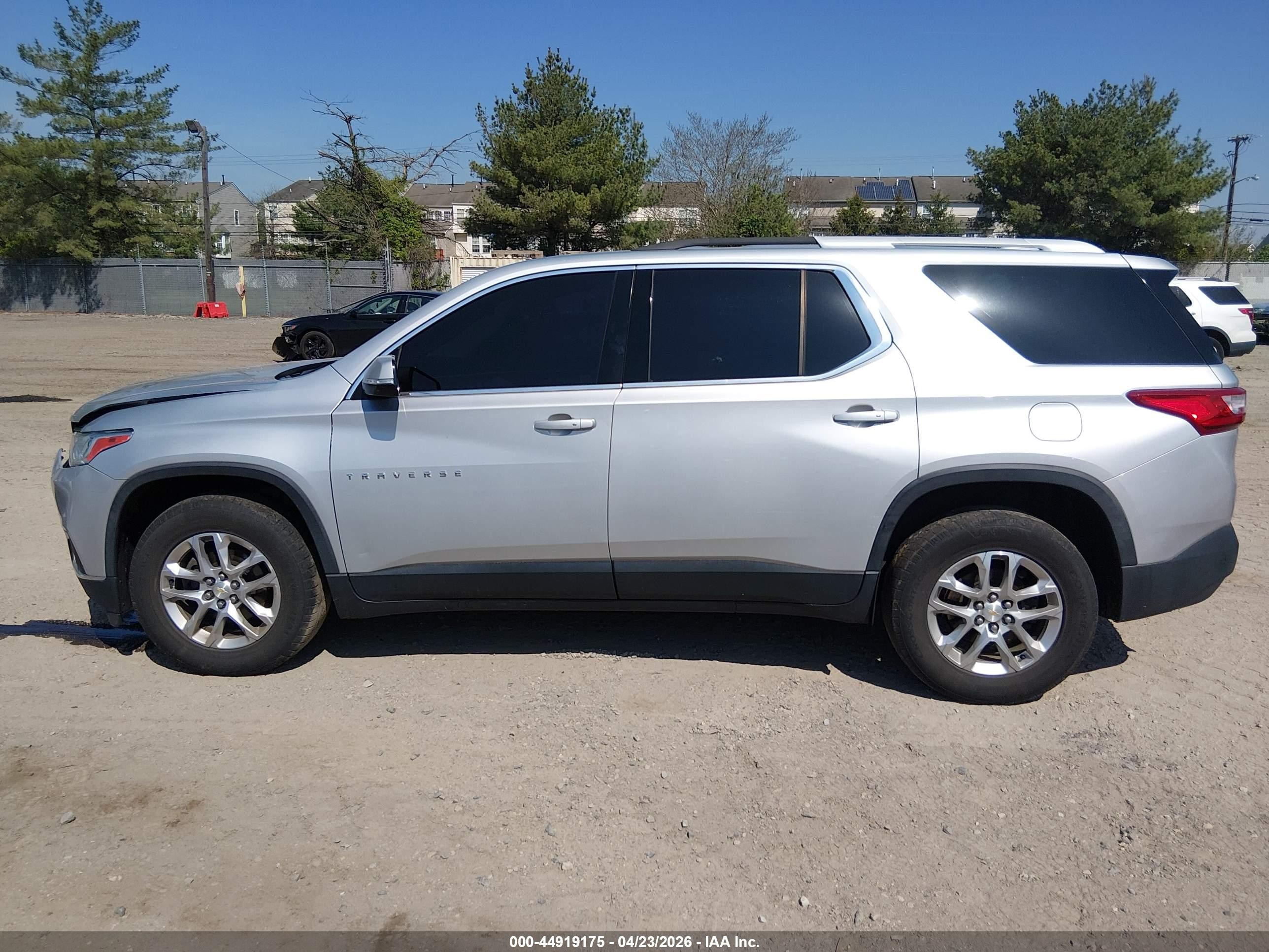 2018 Chevrolet Traverse 1lt Silver vin: 1GNERGKWXJJ187286