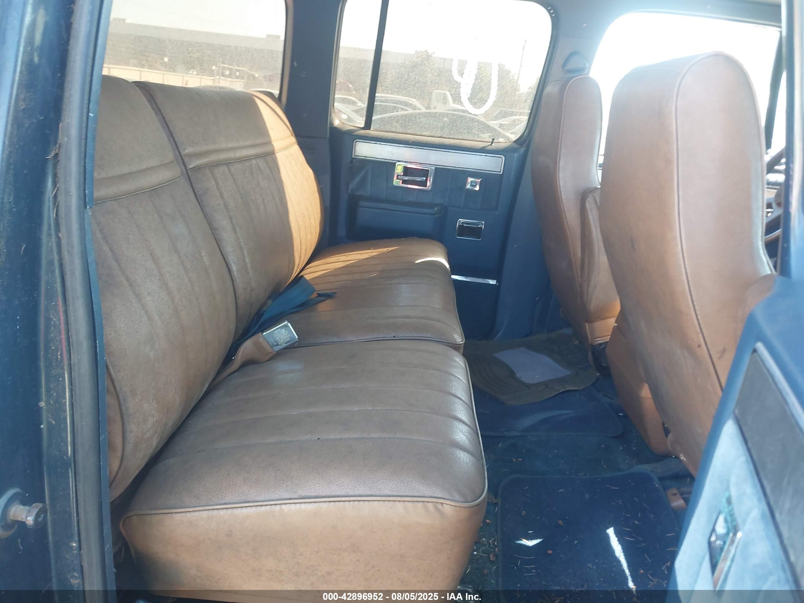 1988 Chevrolet Suburban V10 Blue vin: 1GNEV16K0JF121266