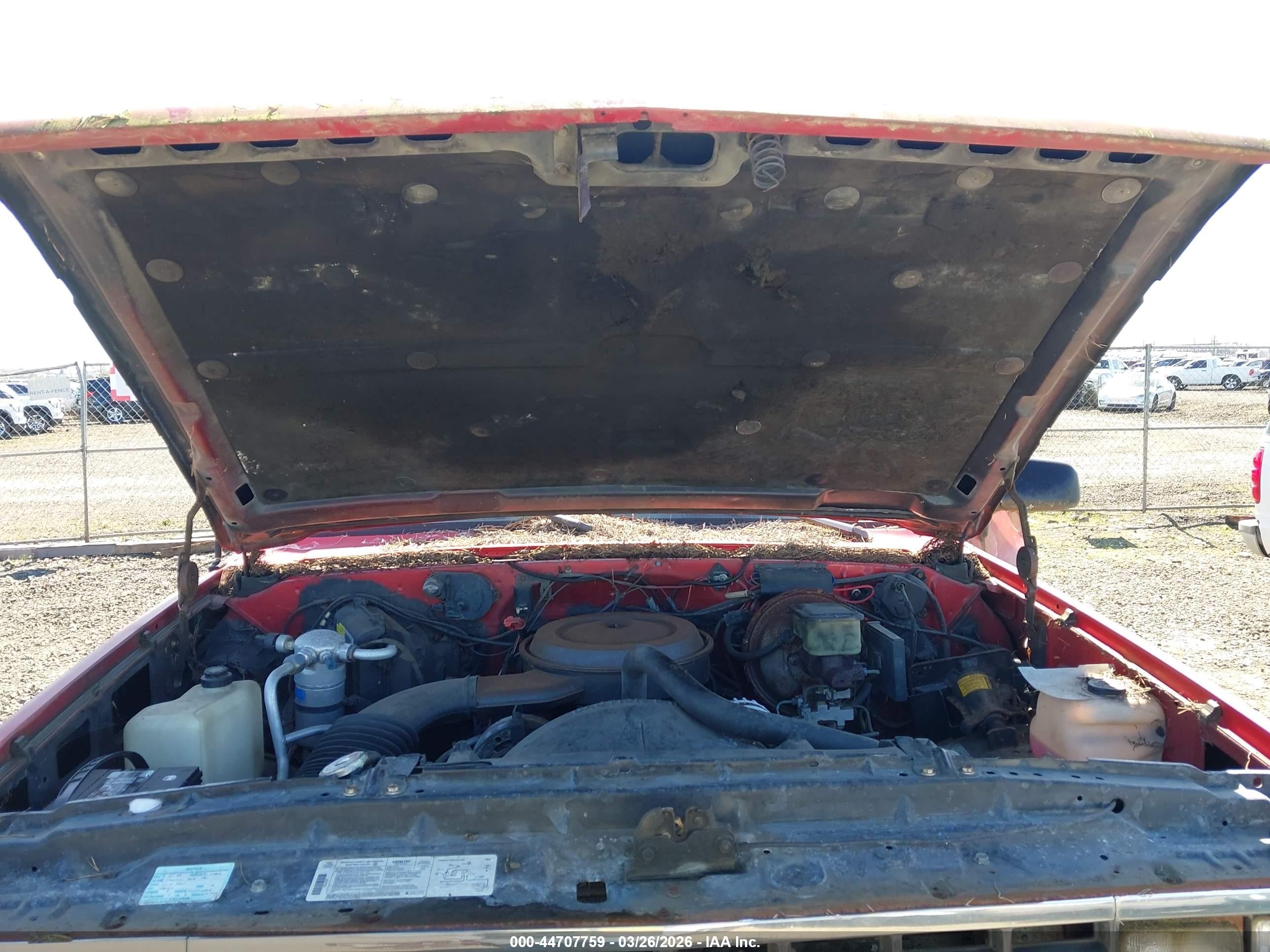 1990 Chevrolet Suburban V1500 Red vin: 1GNEV16K0LF180725