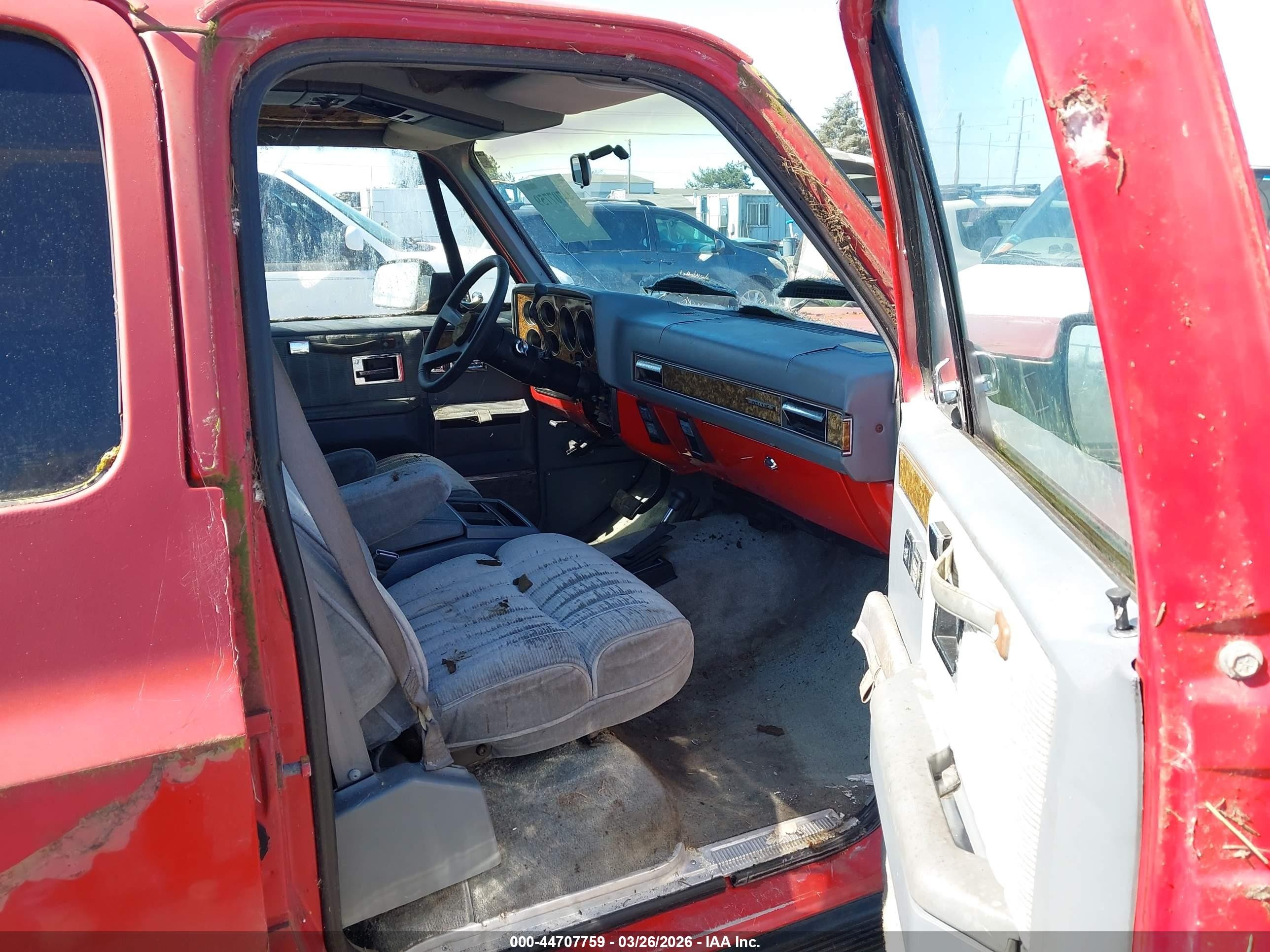 1990 Chevrolet Suburban V1500 Red vin: 1GNEV16K0LF180725