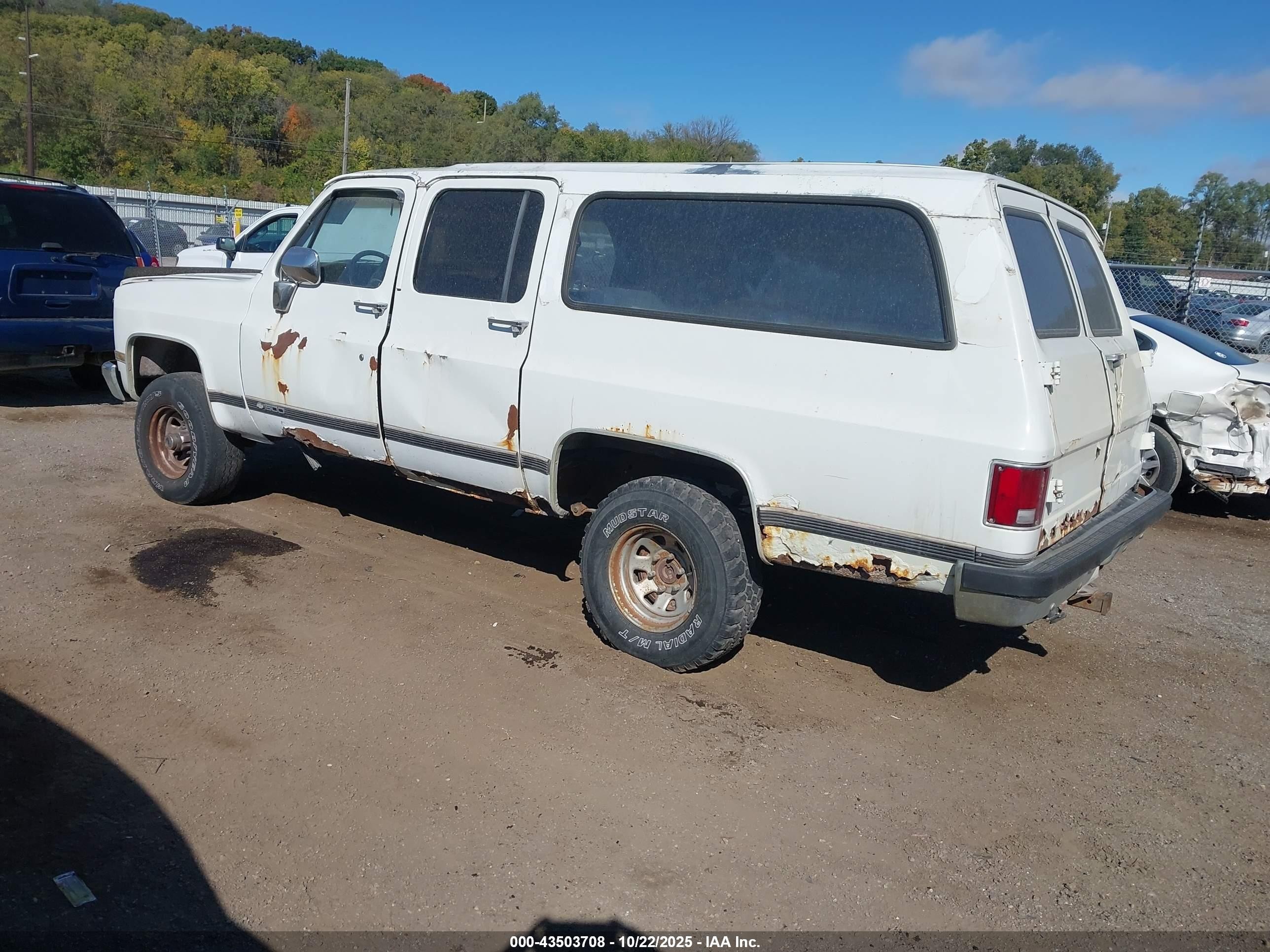 1989 Chevrolet Suburban V1500 Белый vin: 1GNEV16K1KF137333