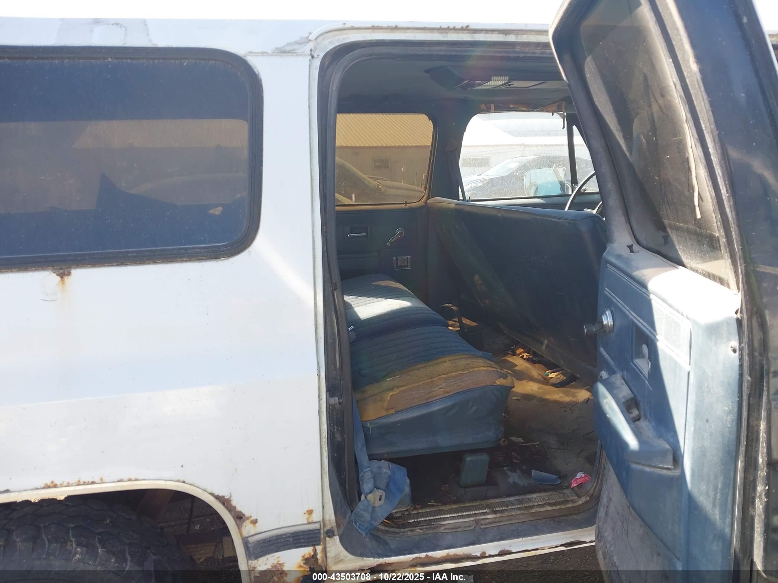 1989 Chevrolet Suburban V1500 Белый vin: 1GNEV16K1KF137333