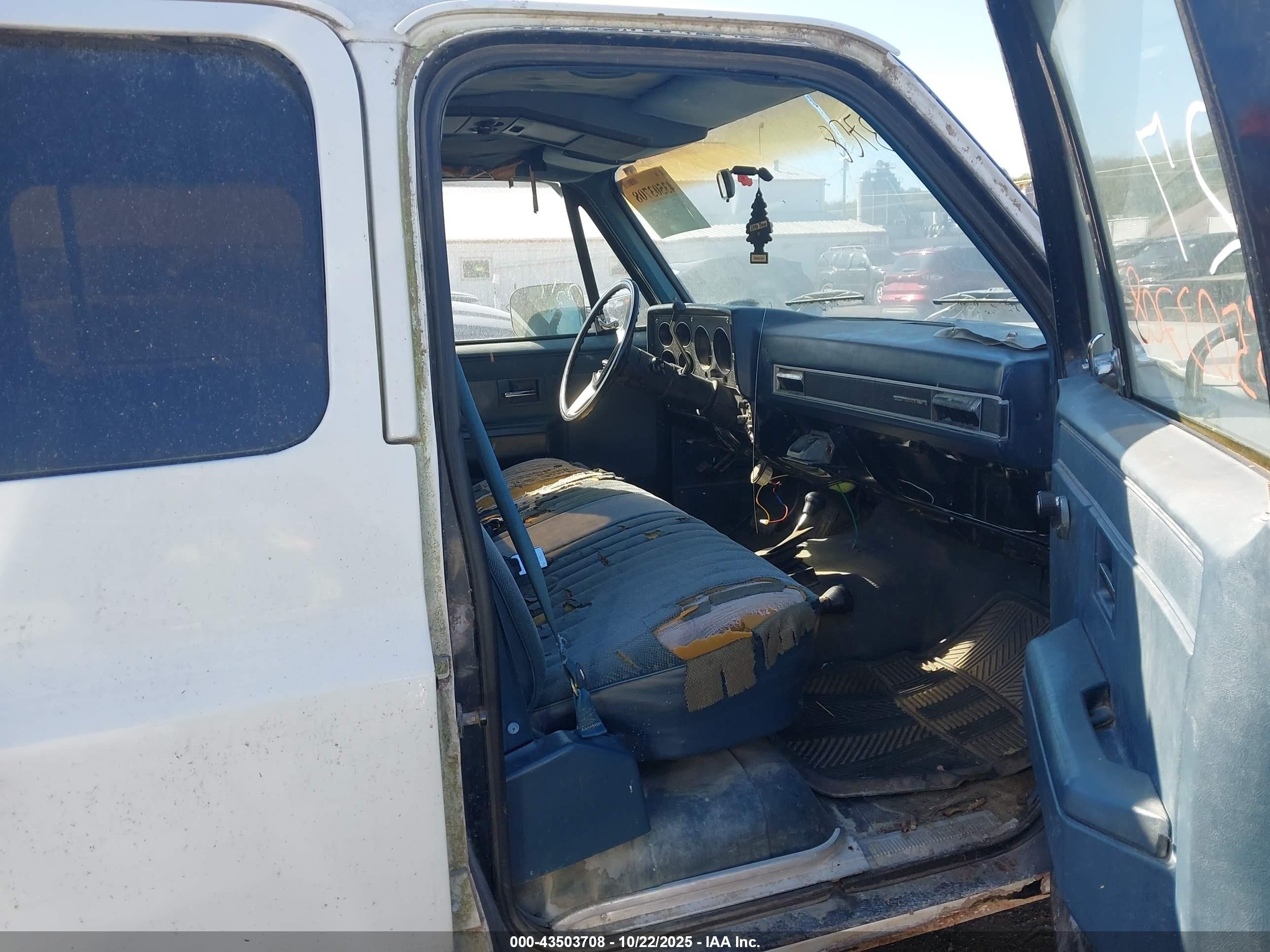 1989 Chevrolet Suburban V1500 Белый vin: 1GNEV16K1KF137333