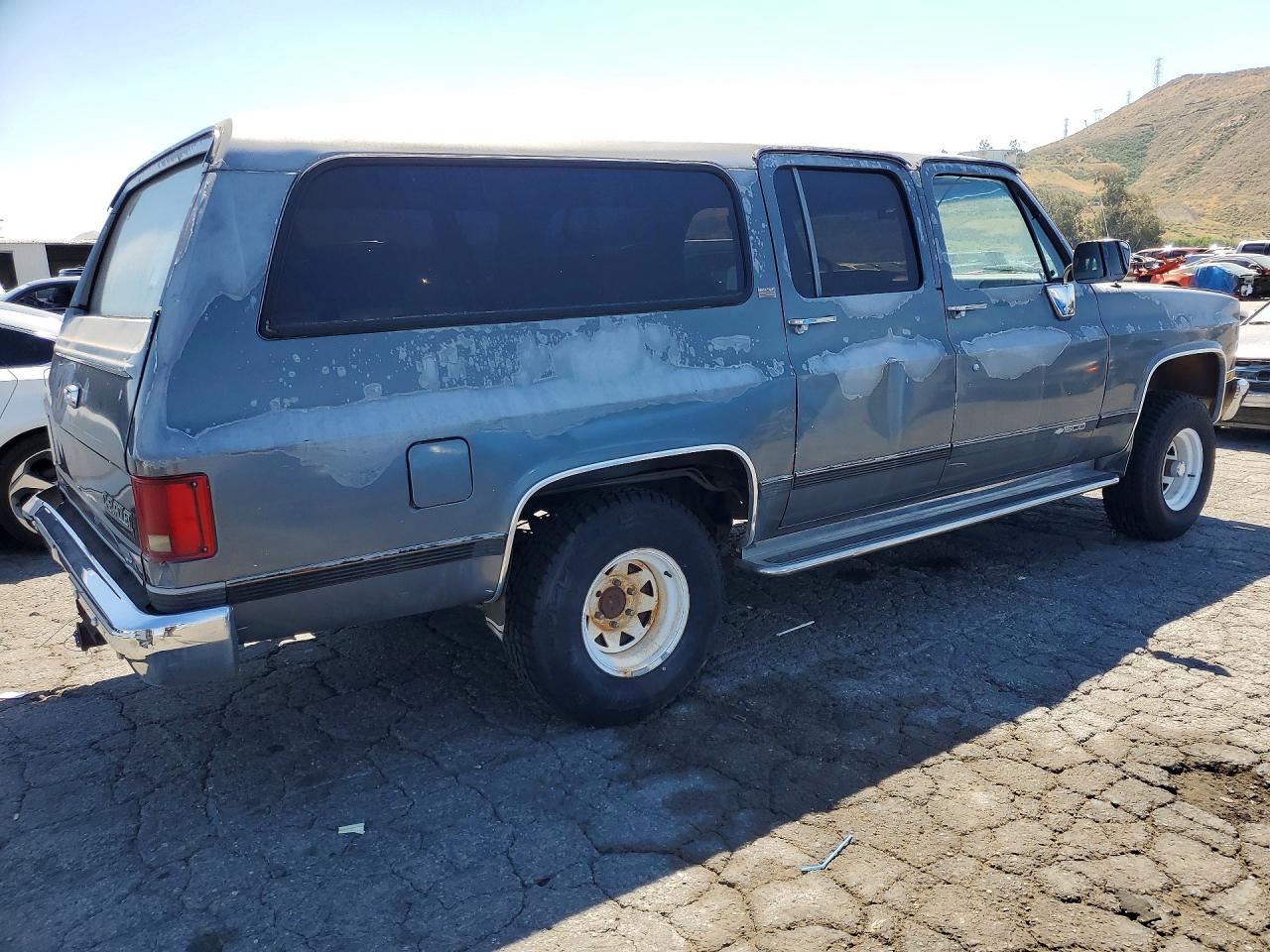 1990 Chevrolet Suburban V1500 Silver vin: 1GNEV16K1LF175324