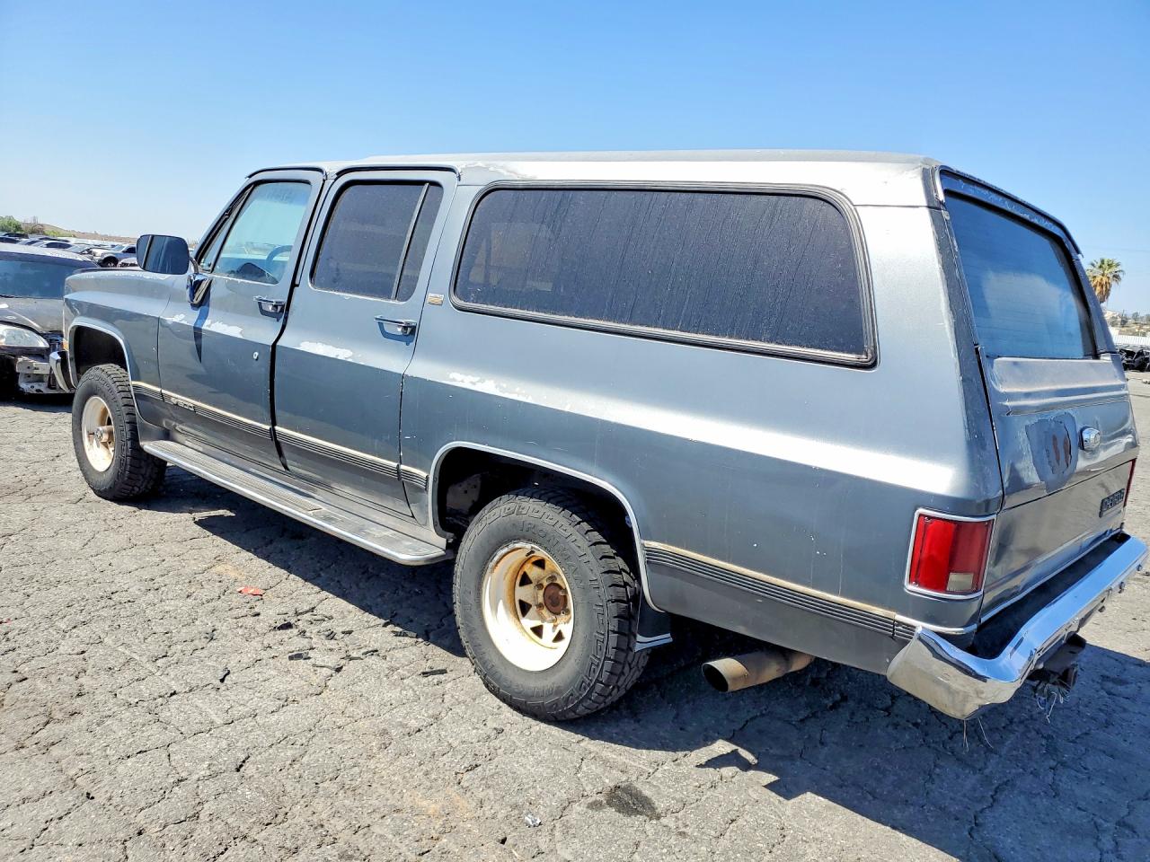 1990 Chevrolet Suburban V1500 Silver vin: 1GNEV16K1LF175324