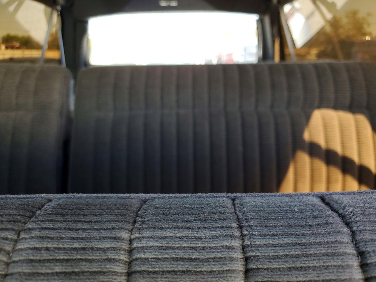 1990 Chevrolet Suburban V1500 Silver vin: 1GNEV16K1LF175324