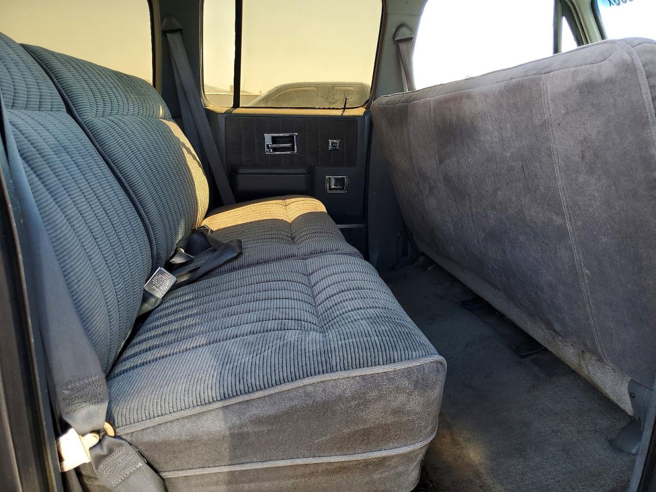 1990 Chevrolet Suburban V1500 Silver vin: 1GNEV16K1LF175324