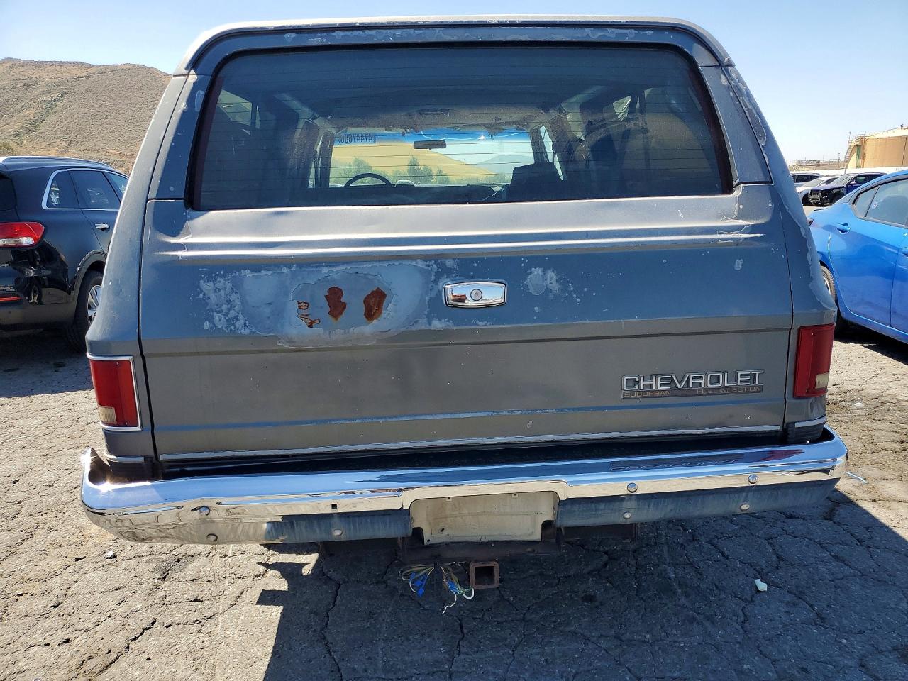 1990 Chevrolet Suburban V1500 Silver vin: 1GNEV16K1LF175324