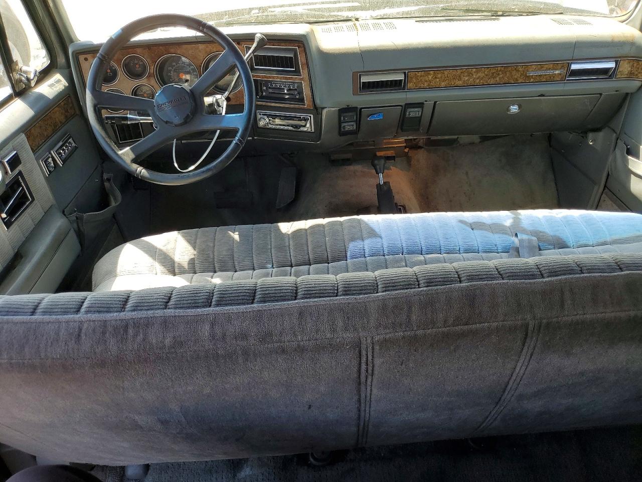 1990 Chevrolet Suburban V1500 Silver vin: 1GNEV16K1LF175324