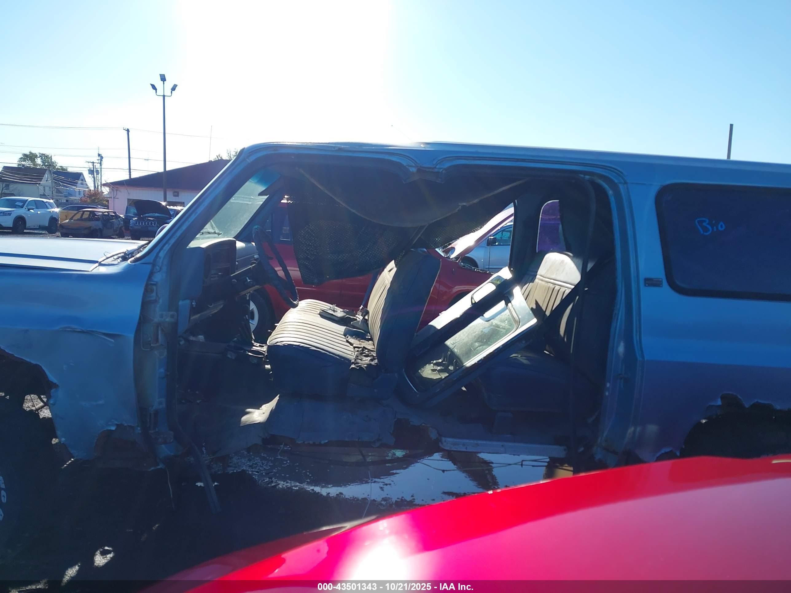 1991 Chevrolet Suburban V1500 Blue vin: 1GNEV16K2MF131141