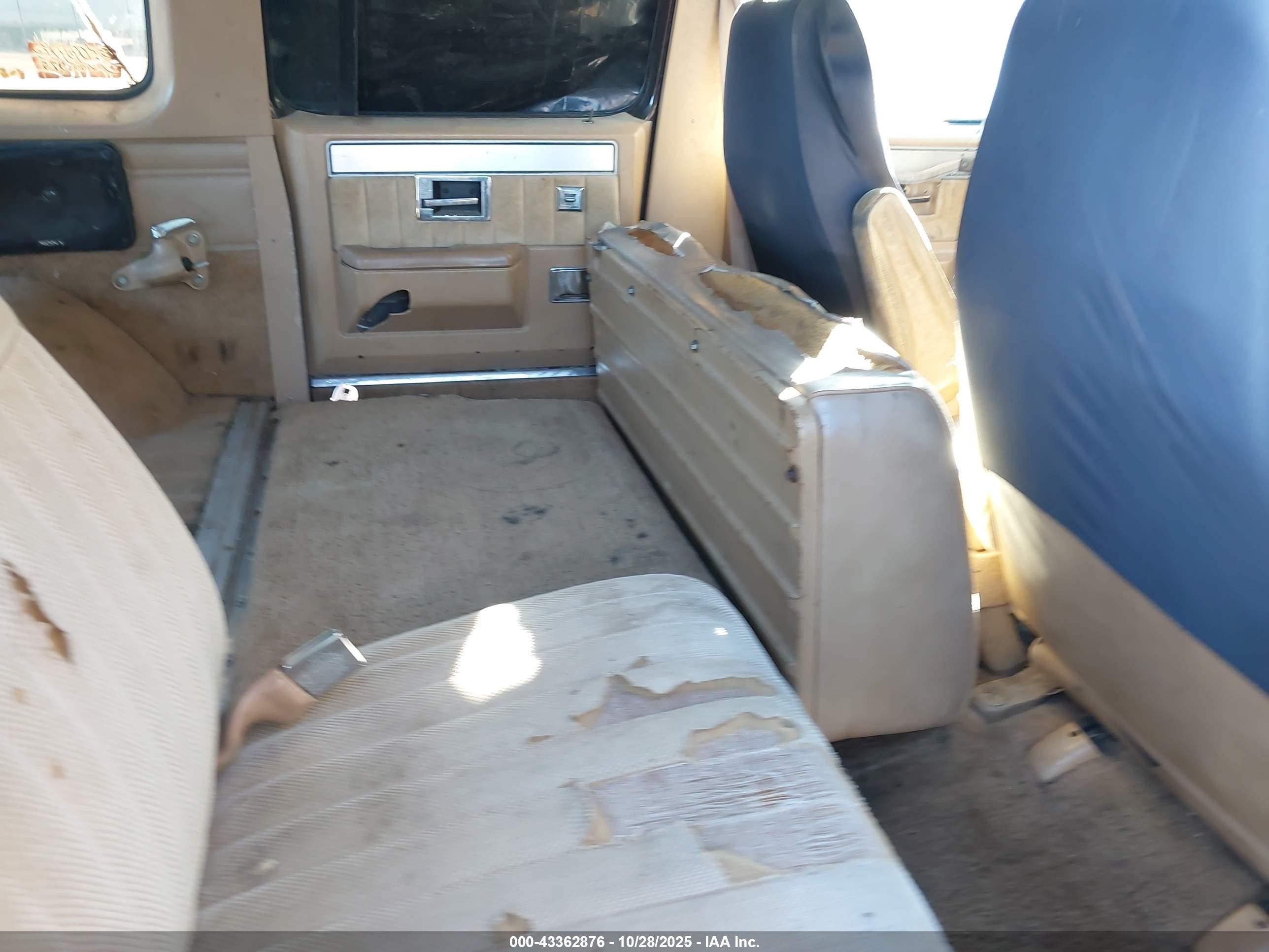 1987 Chevrolet Suburban V10 Коричневый vin: 1GNEV16K5HF131852